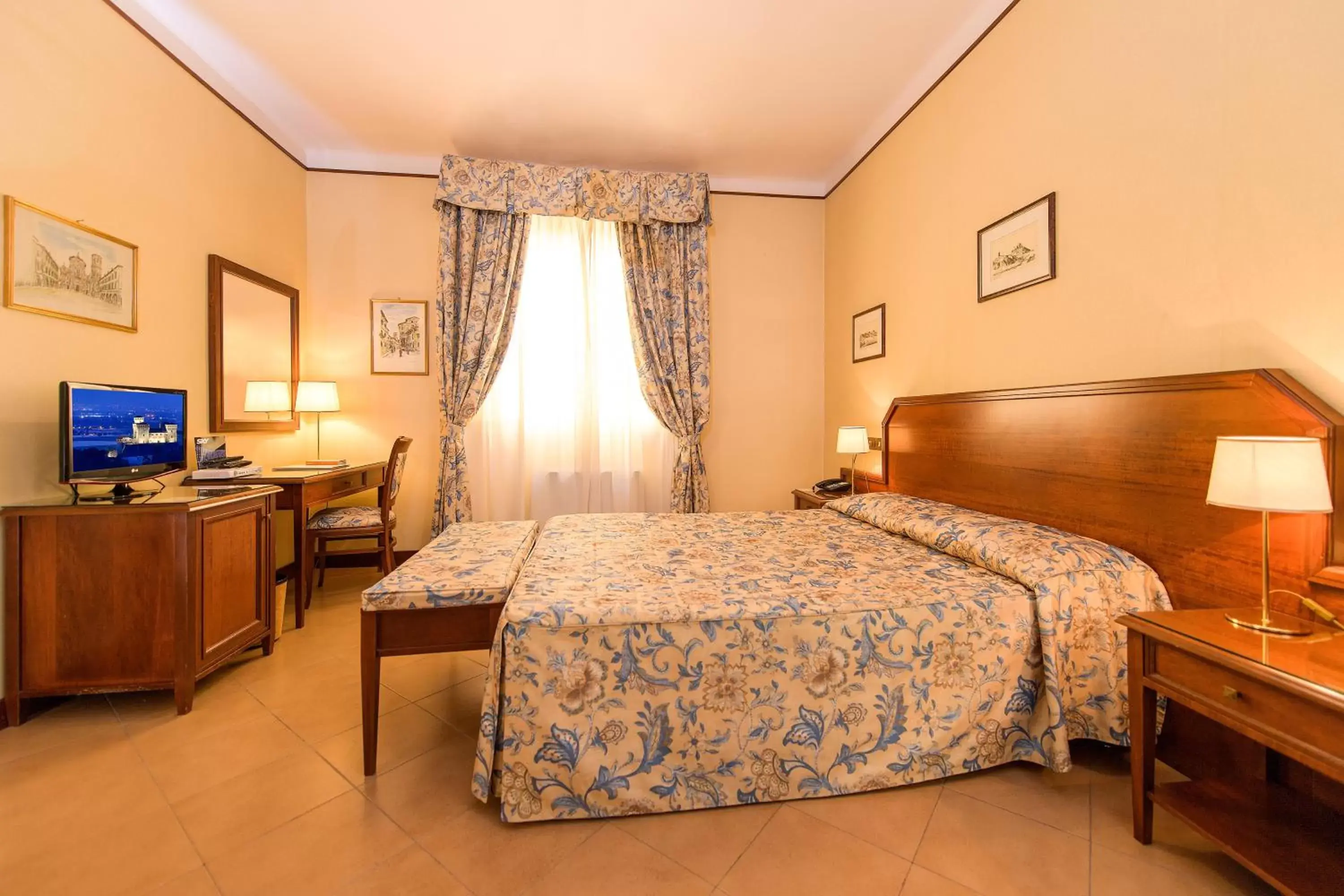 Photo of the whole room, Bed in Albergo Reggio