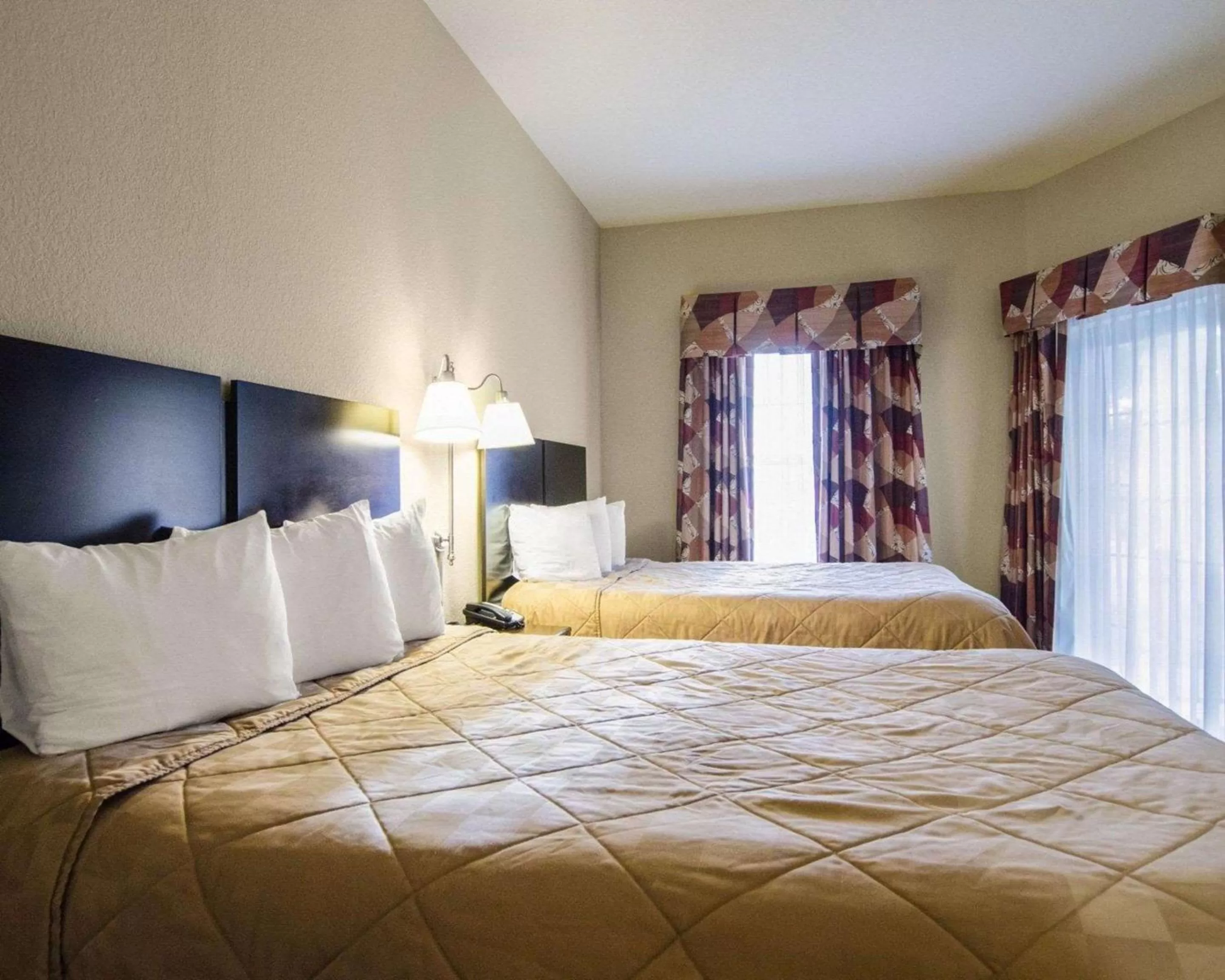 Photo of the whole room, Bed in Affordable Suites of America Rogers - Bentonville