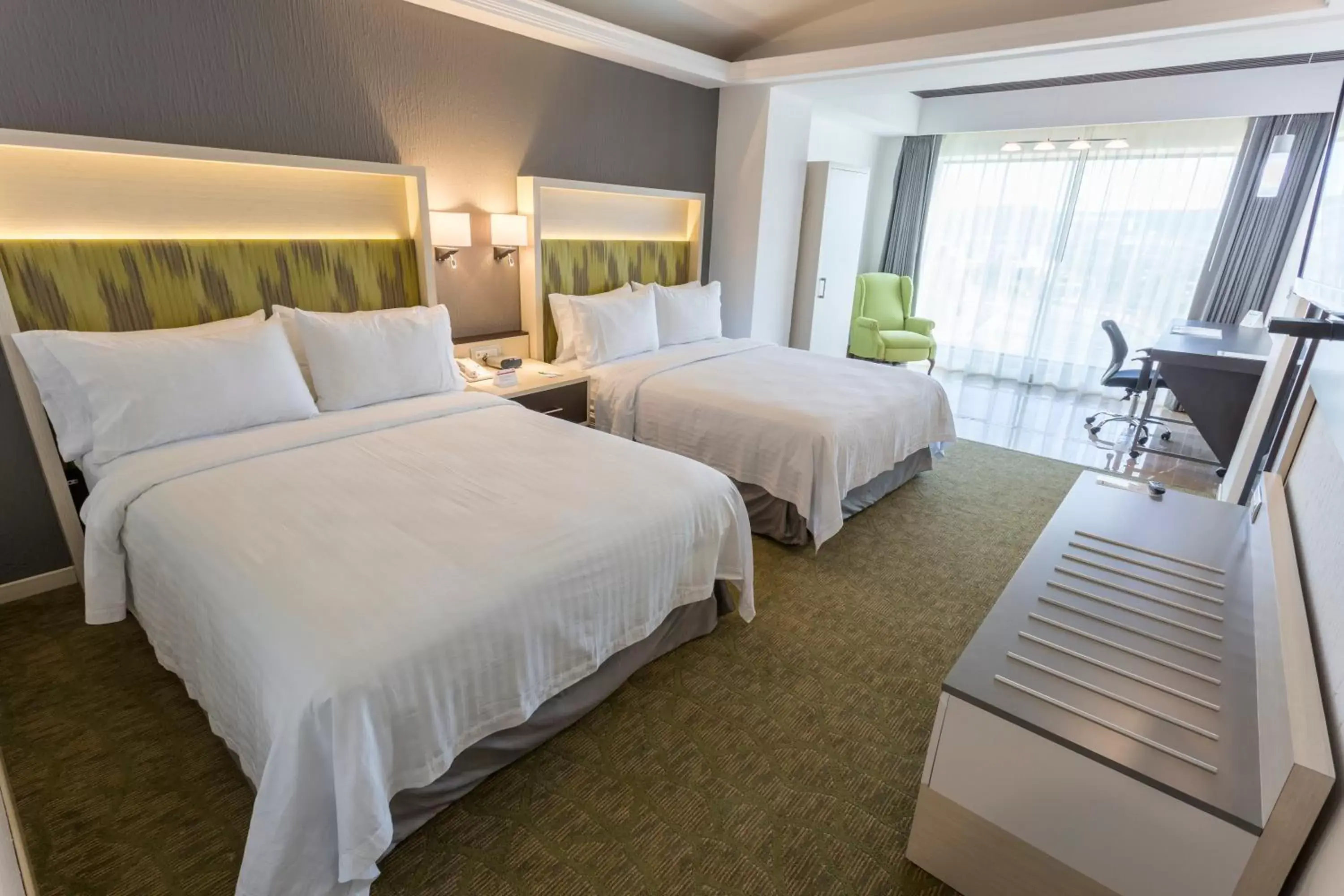 Bedroom, Bed in Holiday Inn Queretaro Zona Diamante, an IHG Hotel