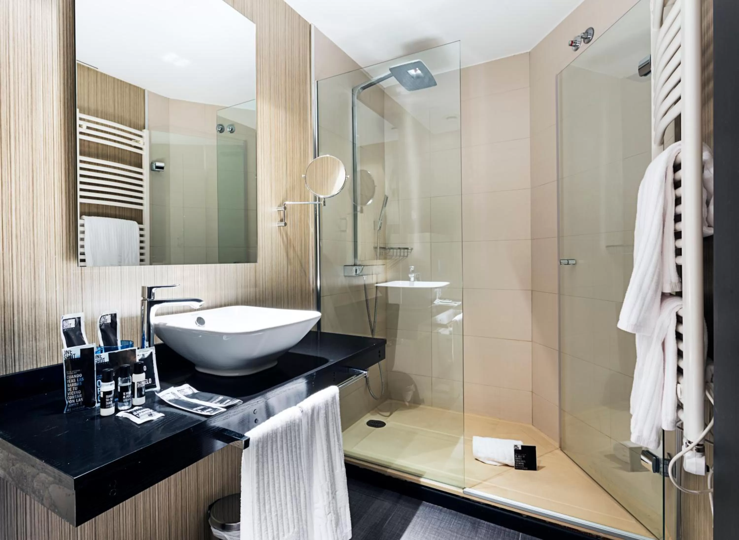 Bathroom in One Shot Luchana