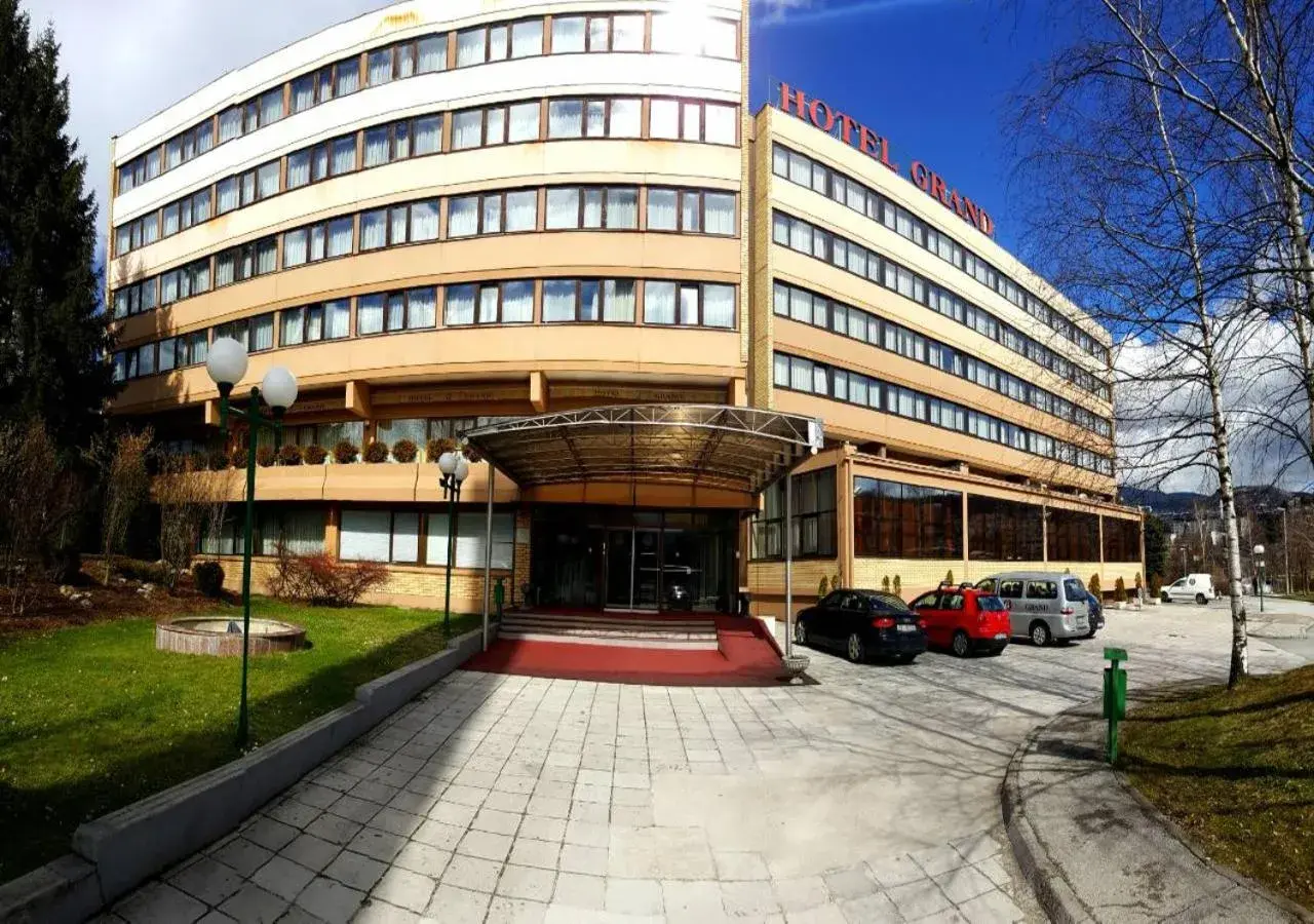 Facade/entrance in Hotel Grand Facade/entrance in Hotel Grand