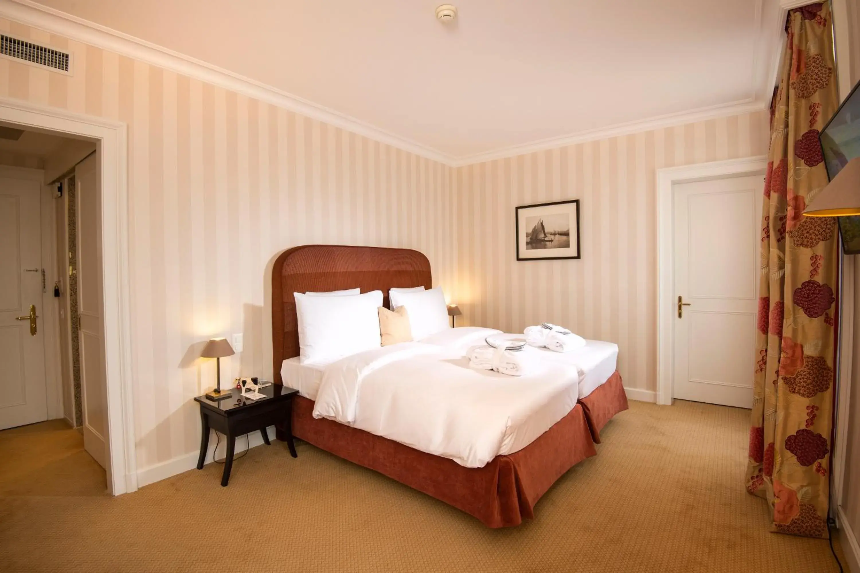 Bedroom, Bed in Hotel Des Trois Couronnes & Spa - The Leading Hotels of the World
