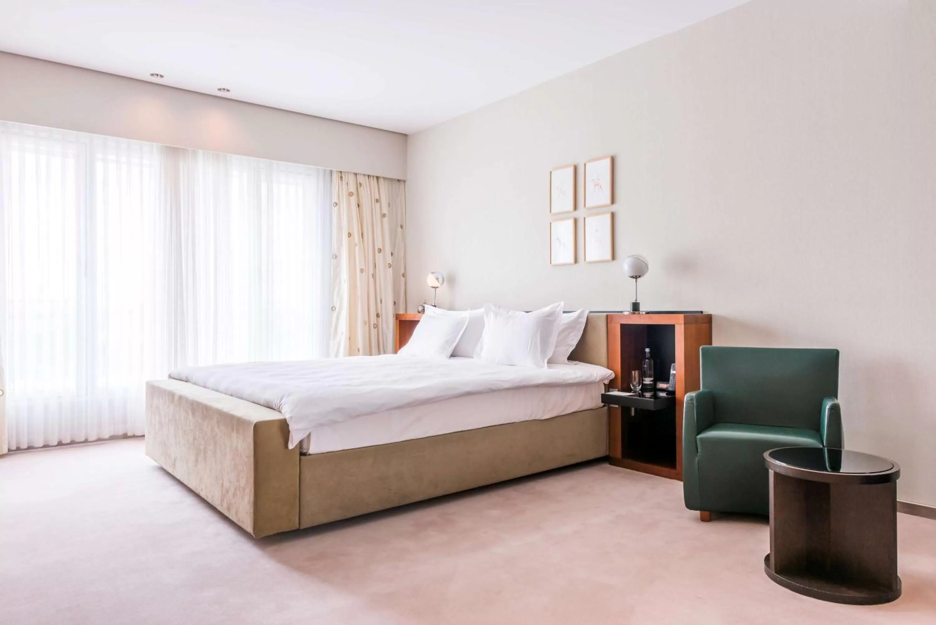 Photo of the whole room, Bed in Grand Hyatt Berlin