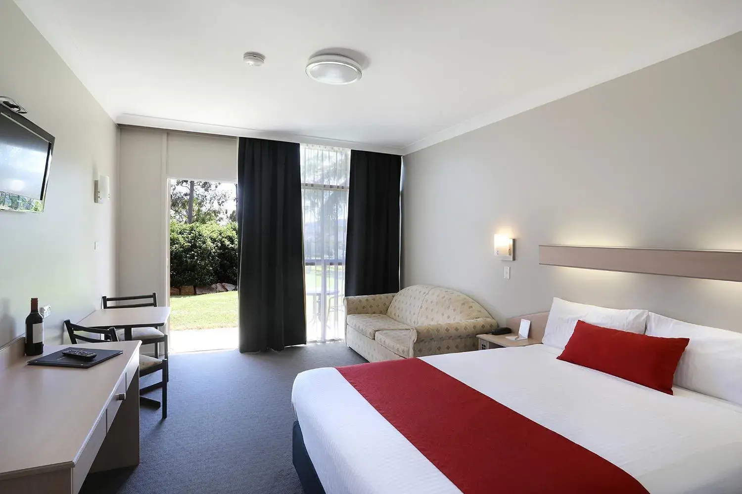 Living room in Redhill Tamworth Motor Inn and Conference Centre