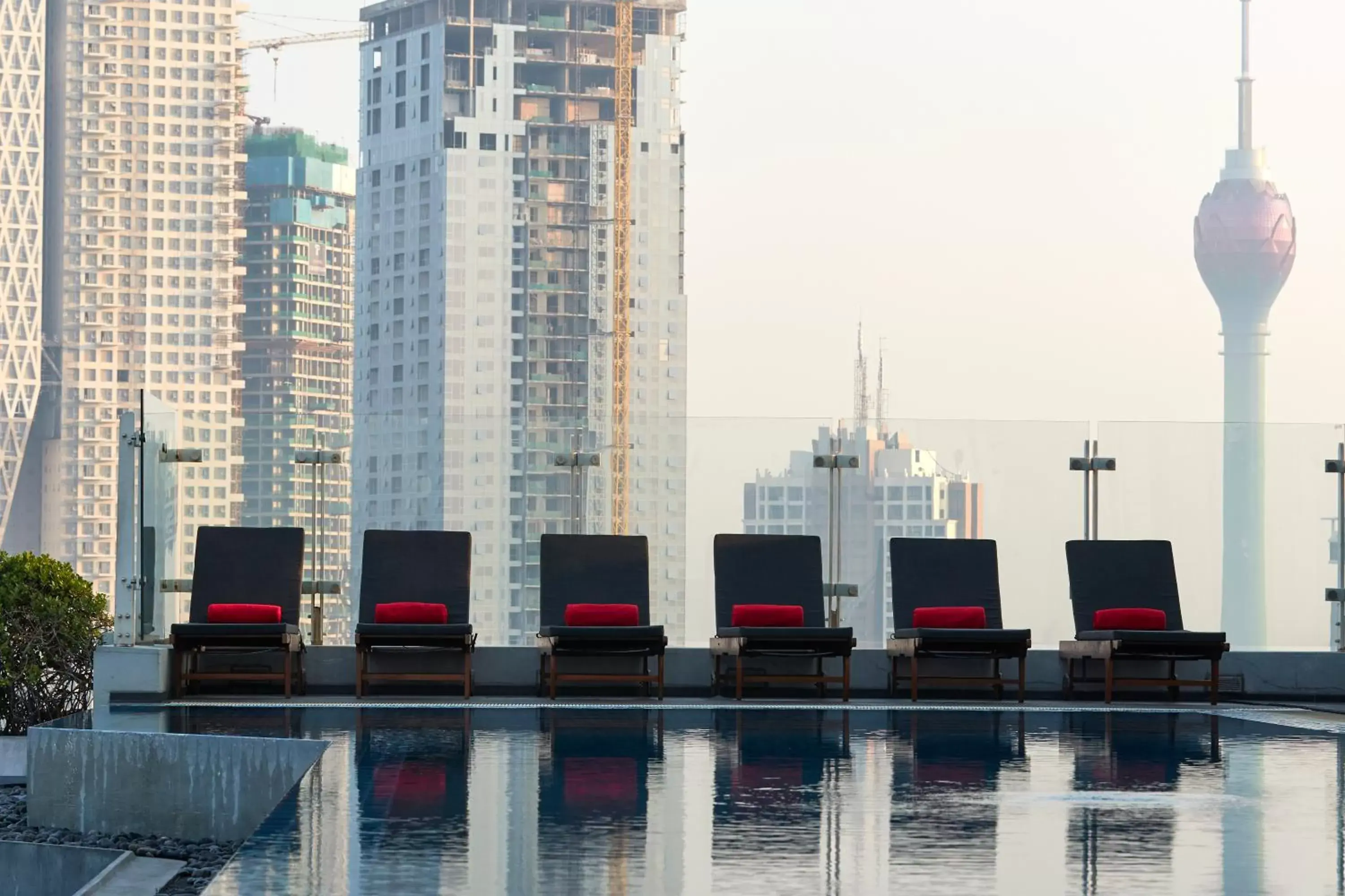 Swimming pool in Cinnamon Red Colombo