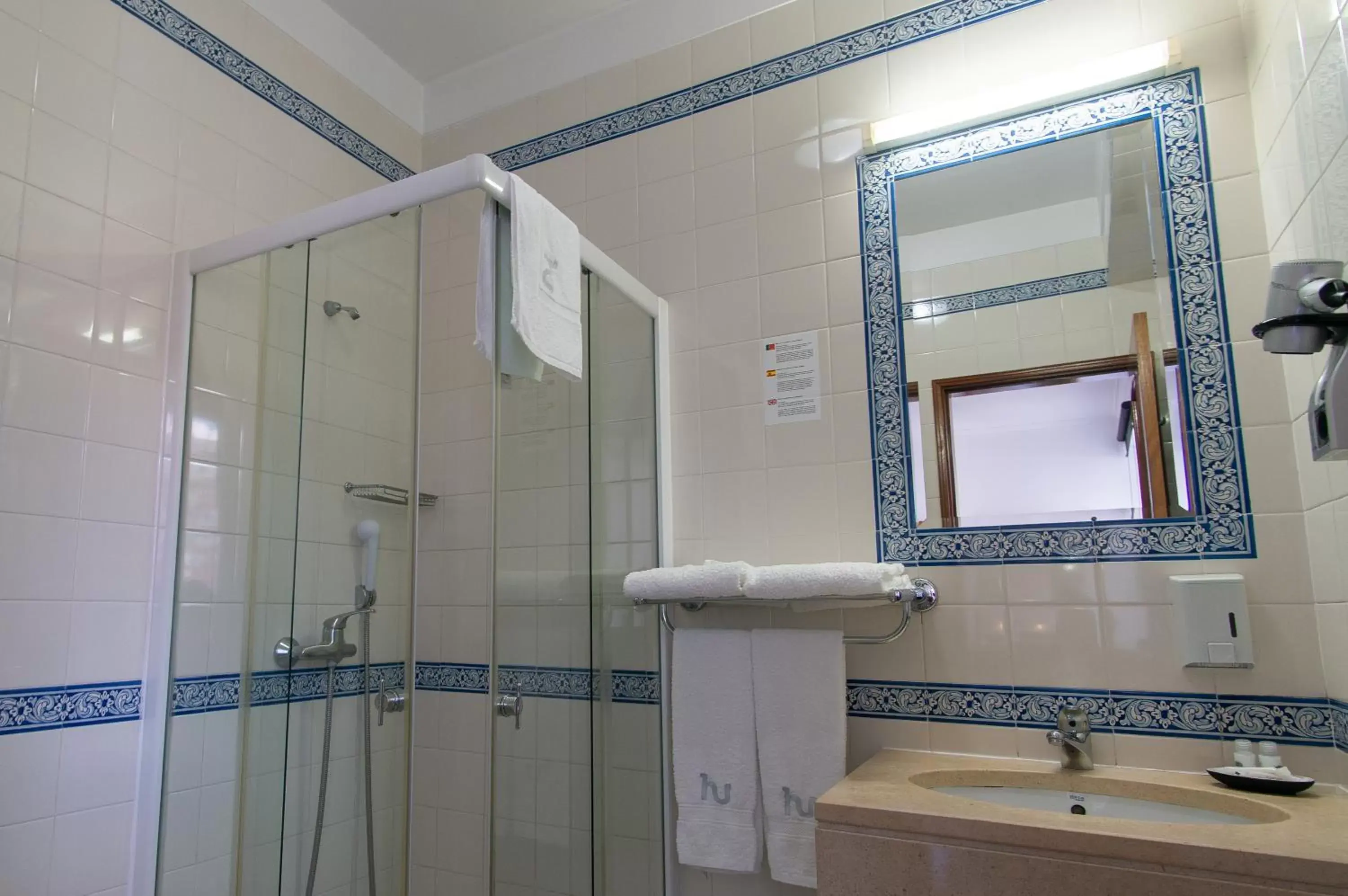 Shower, Bathroom in Hotel Vitória
