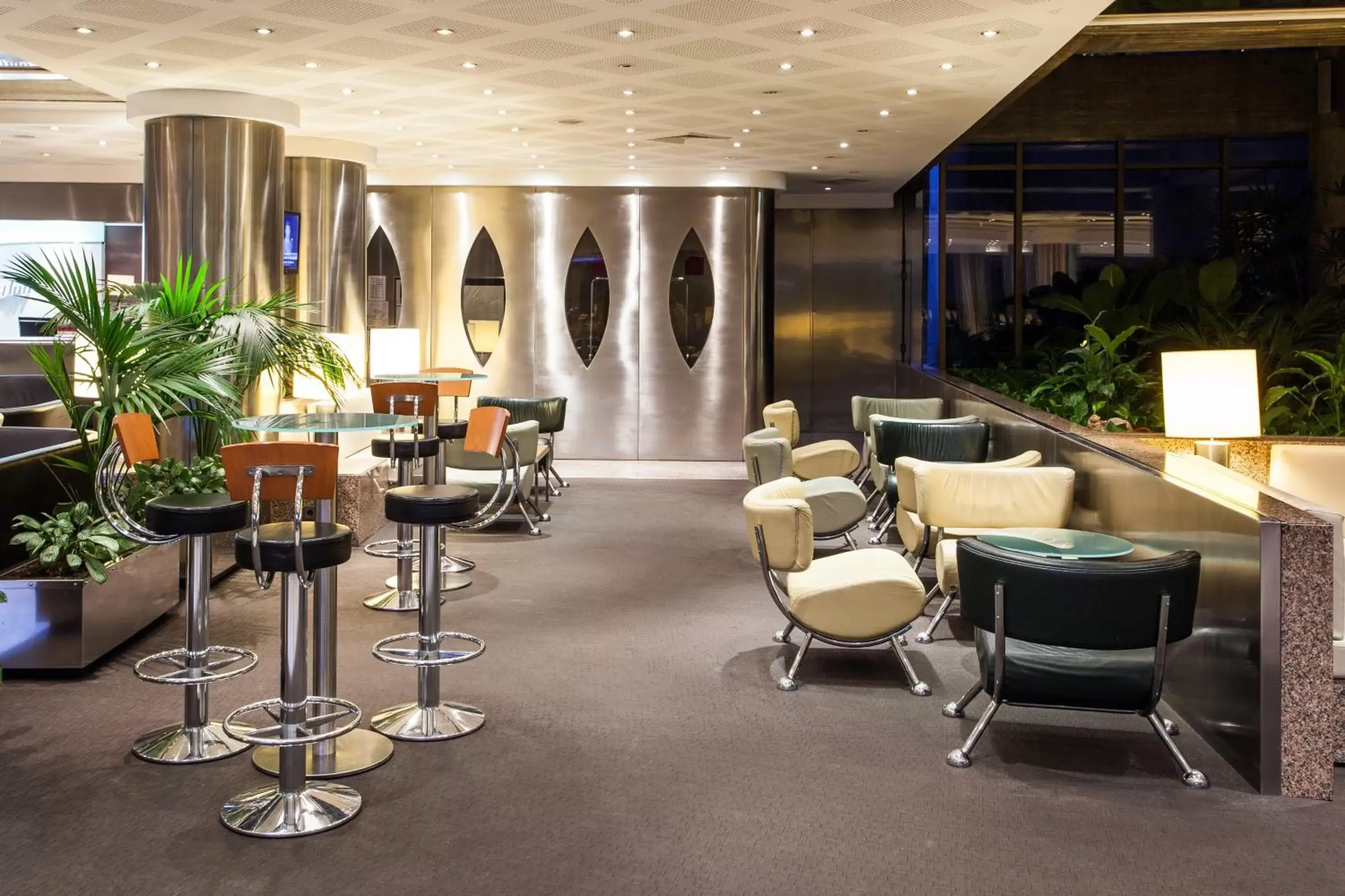 Communal lounge/ TV room, Lounge/Bar in Holiday Inn Lisbon-Continental, an IHG Hotel