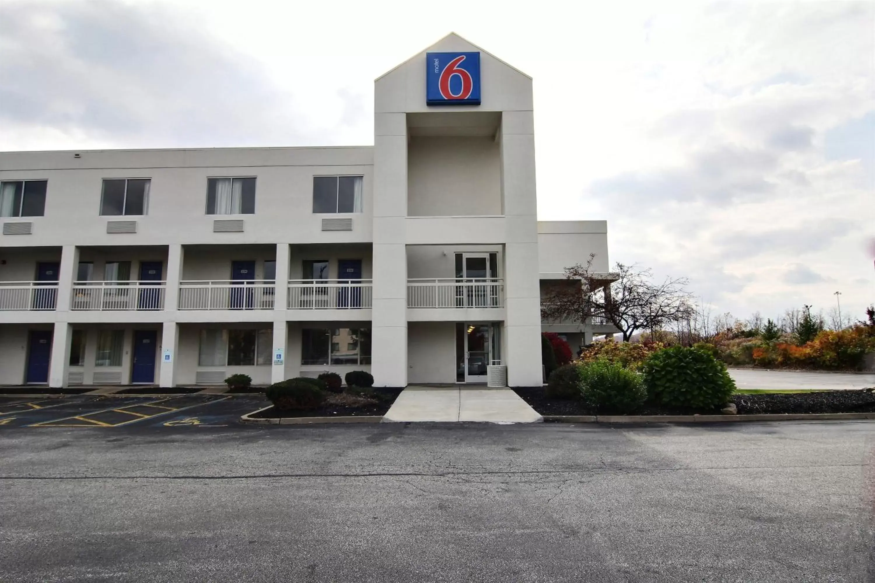 Facade/entrance, Property Building in Motel 6-Willoughby, OH - Cleveland