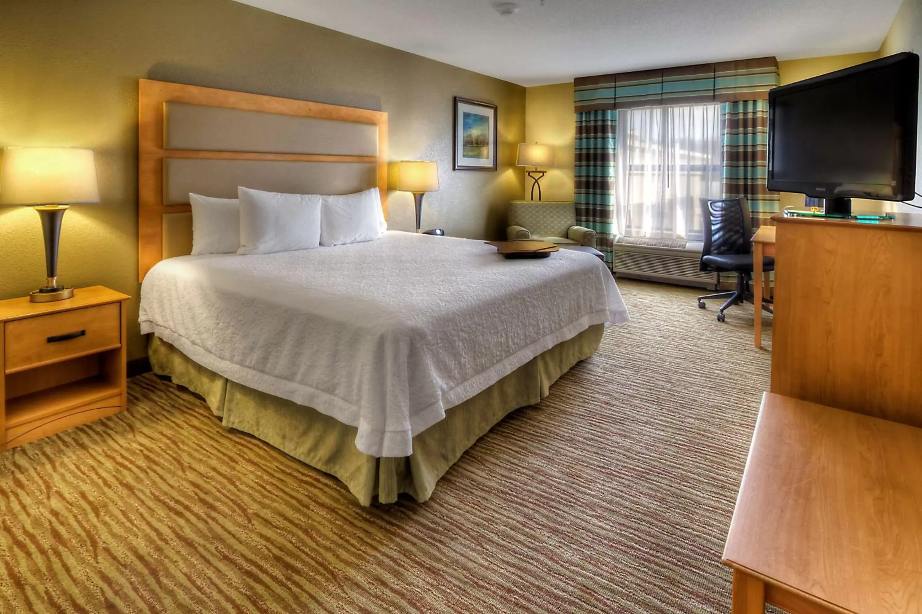 Bed in Hampton Inn & Suites Kalamazoo-Oshtemo