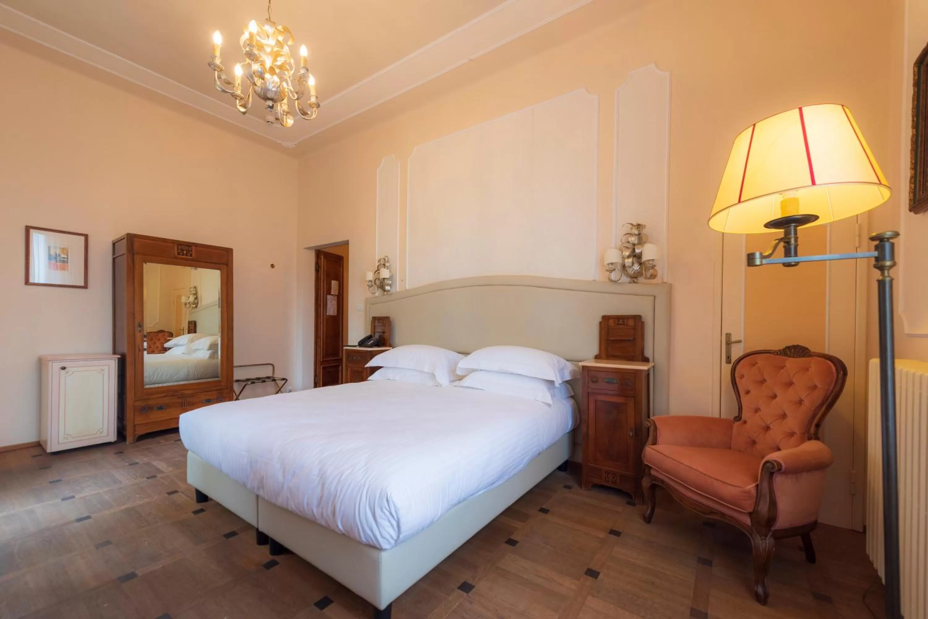 Bed in Villa Scacciapensieri Boutique Hotel