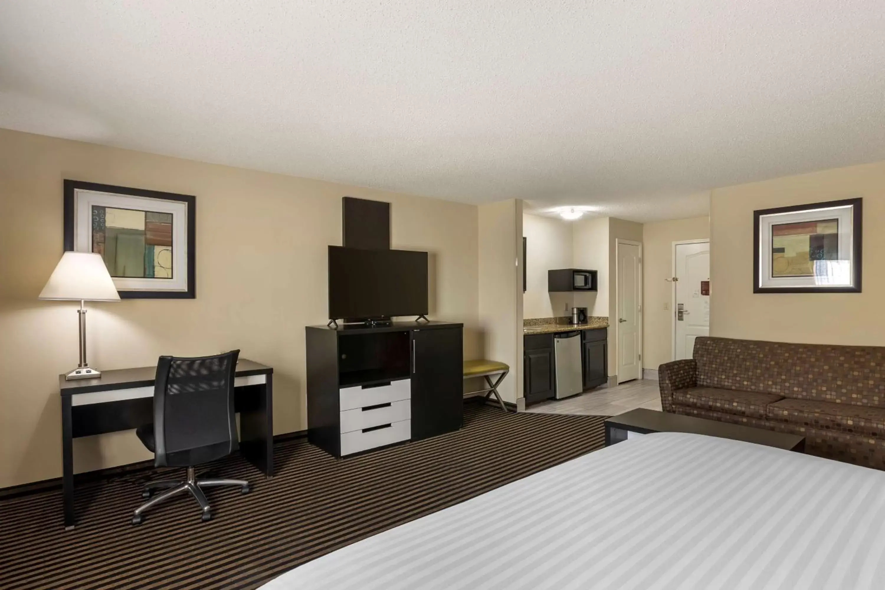 Bedroom, TV/Entertainment Center in Best Western Plus Searcy Inn