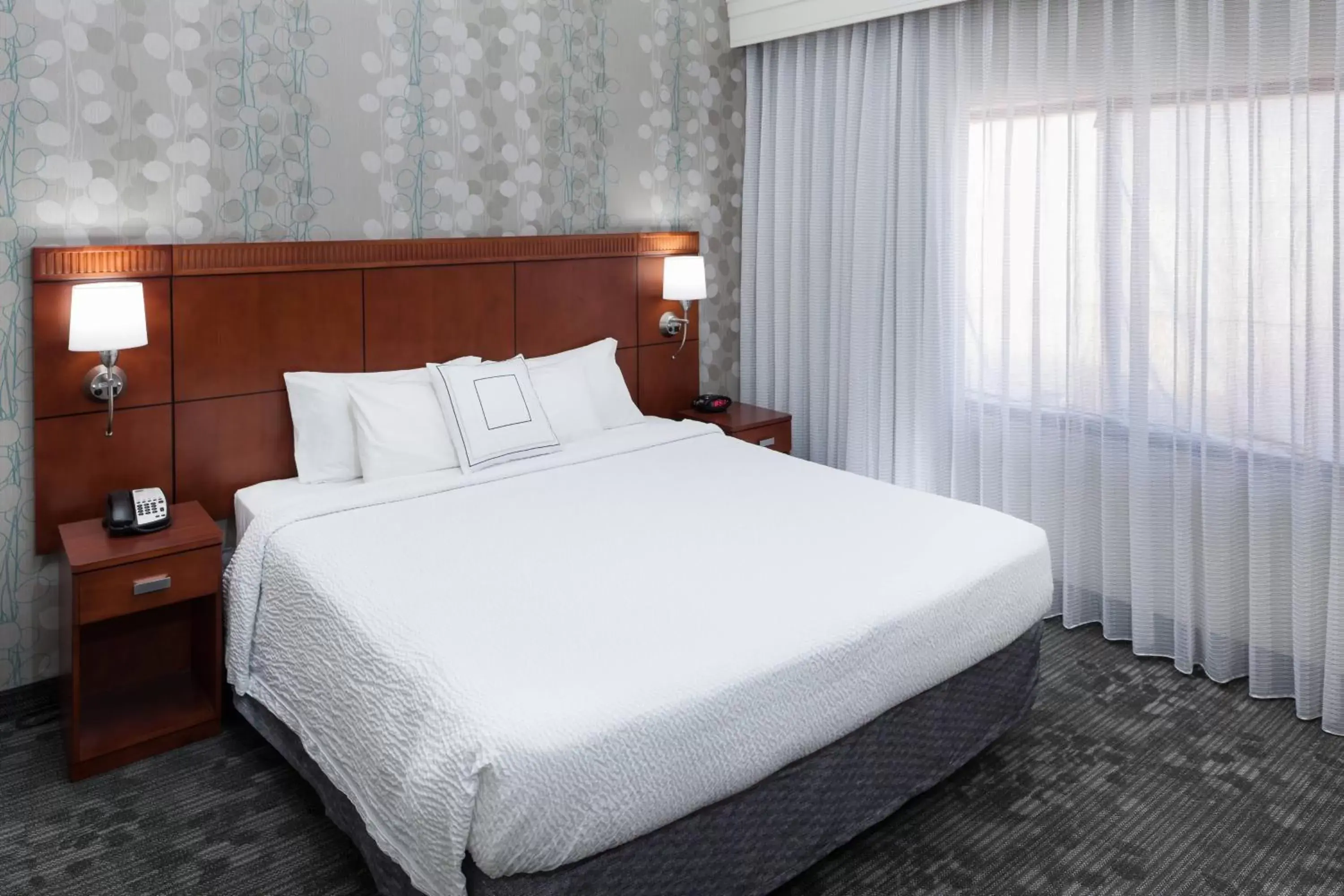 Photo of the whole room, Bed in Courtyard by Marriott Birmingham Trussville