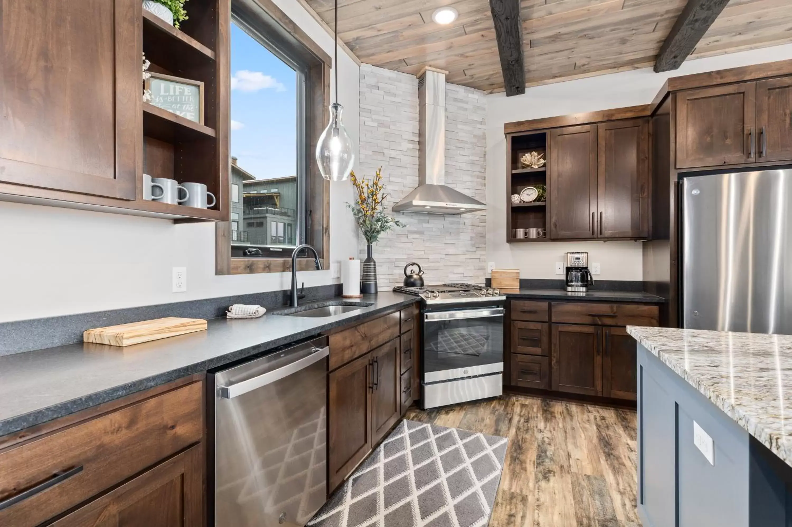 Kitchen/Kitchenette in Quarterdeck Resort