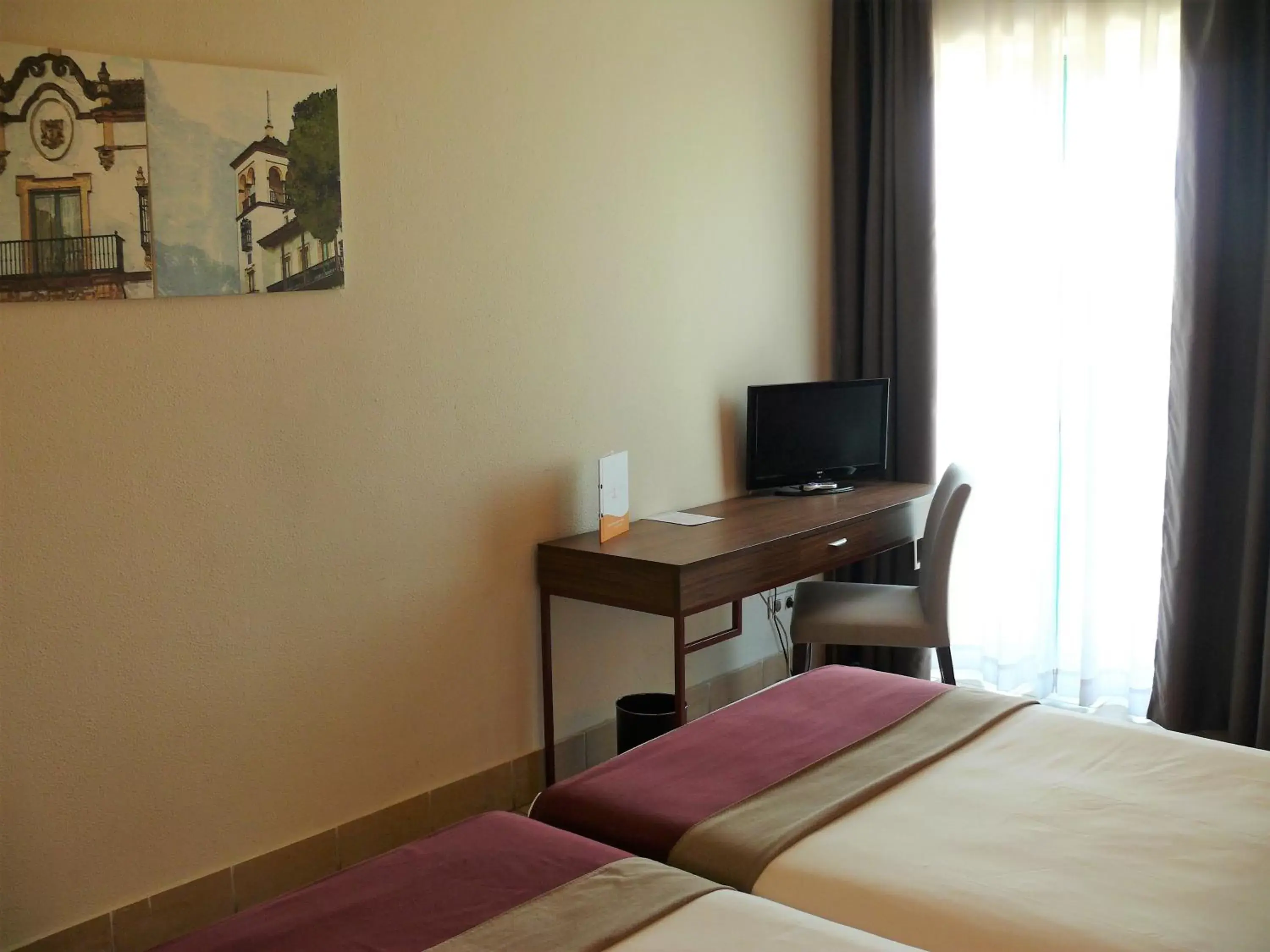 Bed, TV/Entertainment Center in Hotel Oromana