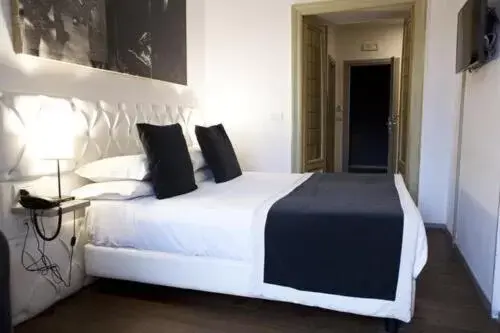 Bed in Piazza Farnese Luxury Suites