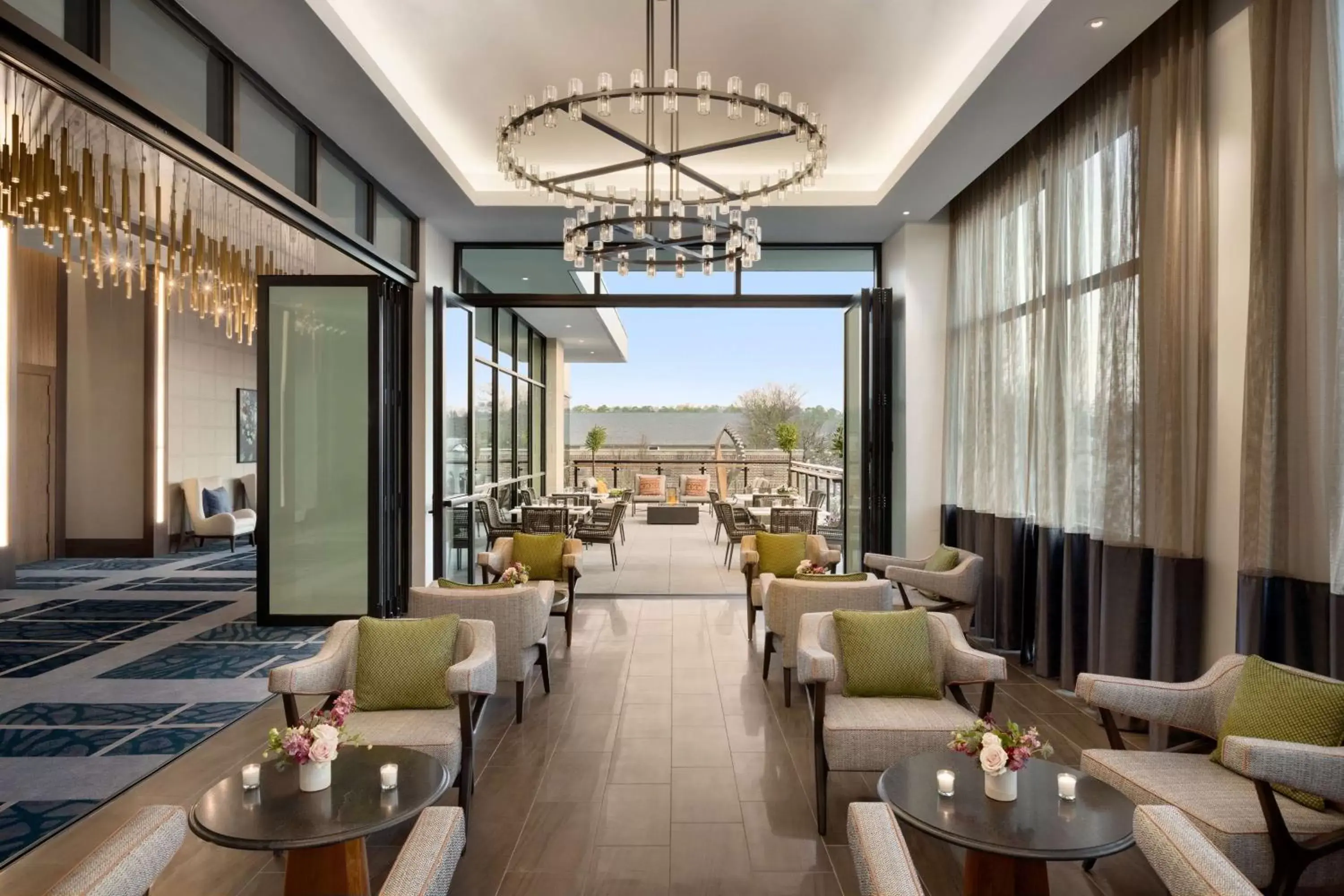 Lounge or bar, Restaurant/Places to Eat in Valley Hotel Homewood Birmingham - Curio Collection By Hilton