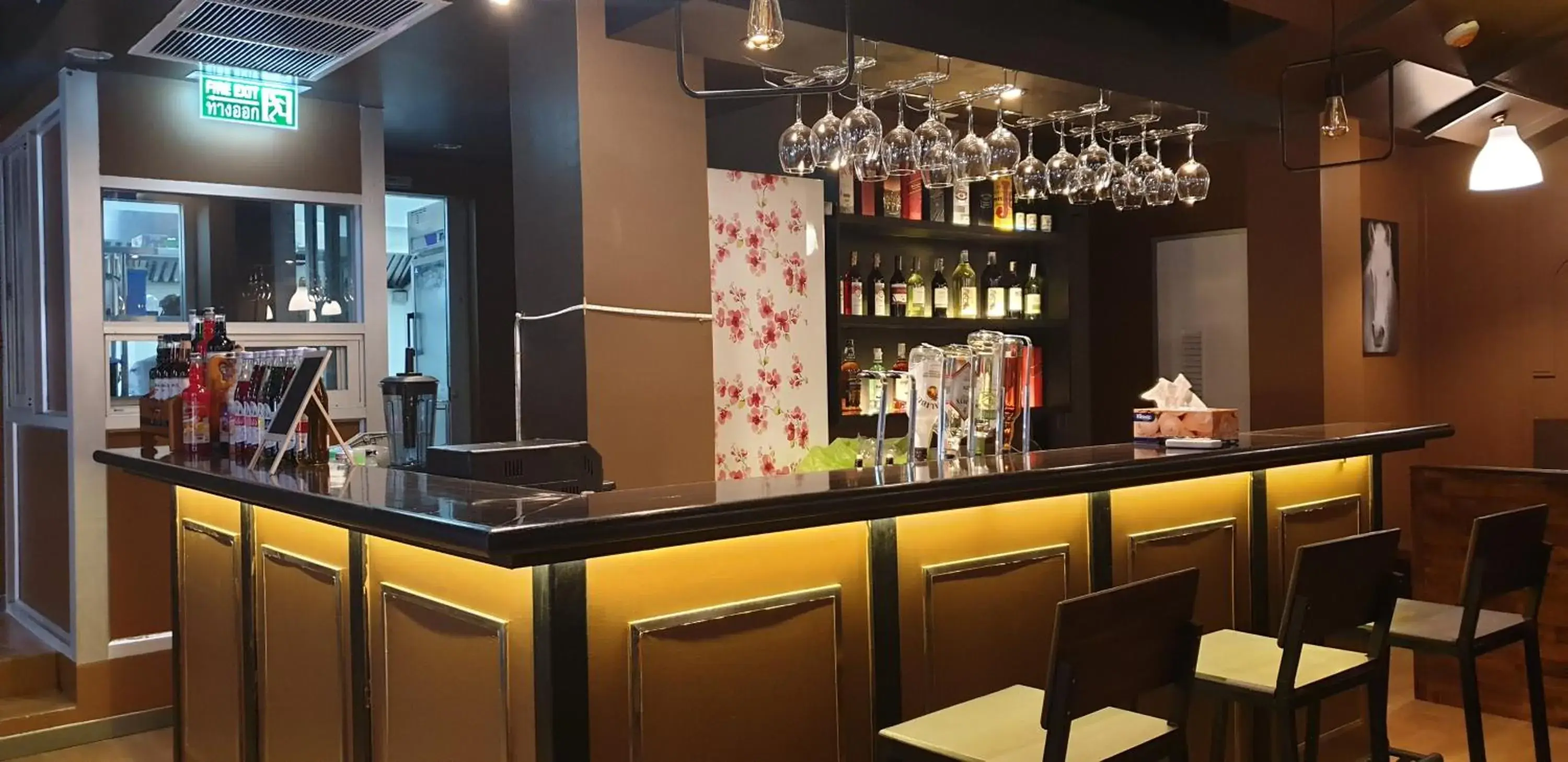 Restaurant/places to eat, Lounge/Bar in Vinary Hotel Sukhumvit - SHA EXTRA Plus