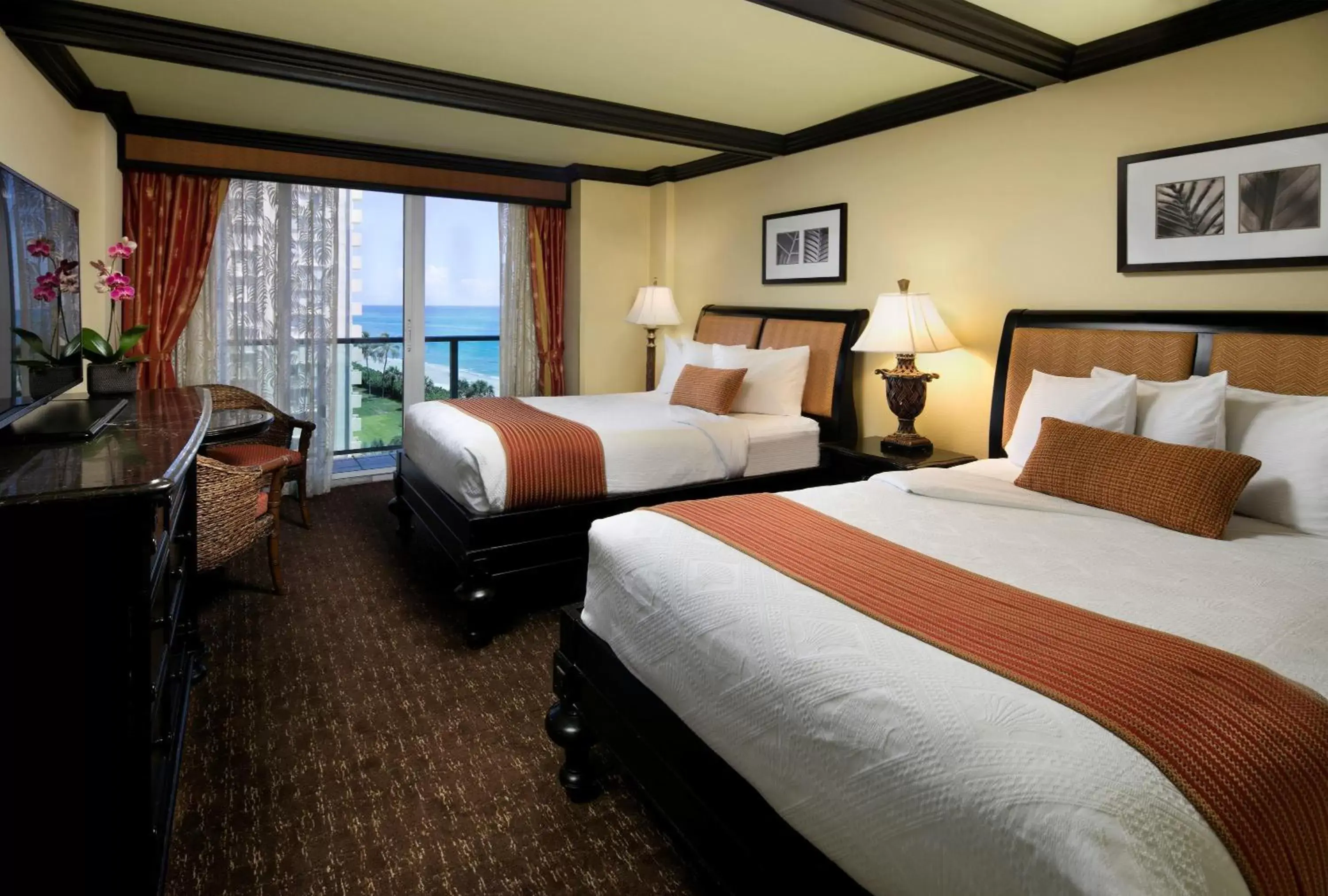 Bedroom, Bed in Jupiter Beach Resort & Spa