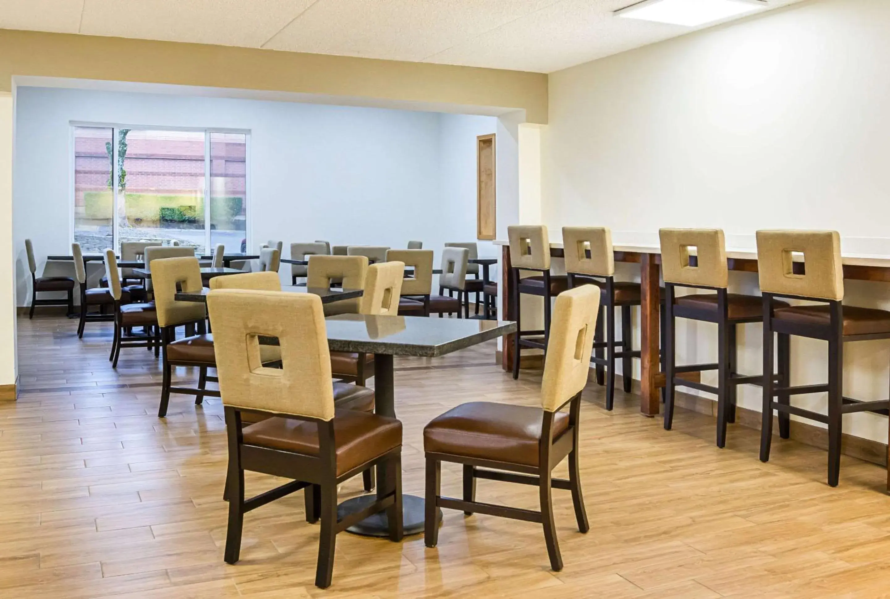 Restaurant/Places to Eat in Quality Inn & Suites Clackamas - Portland