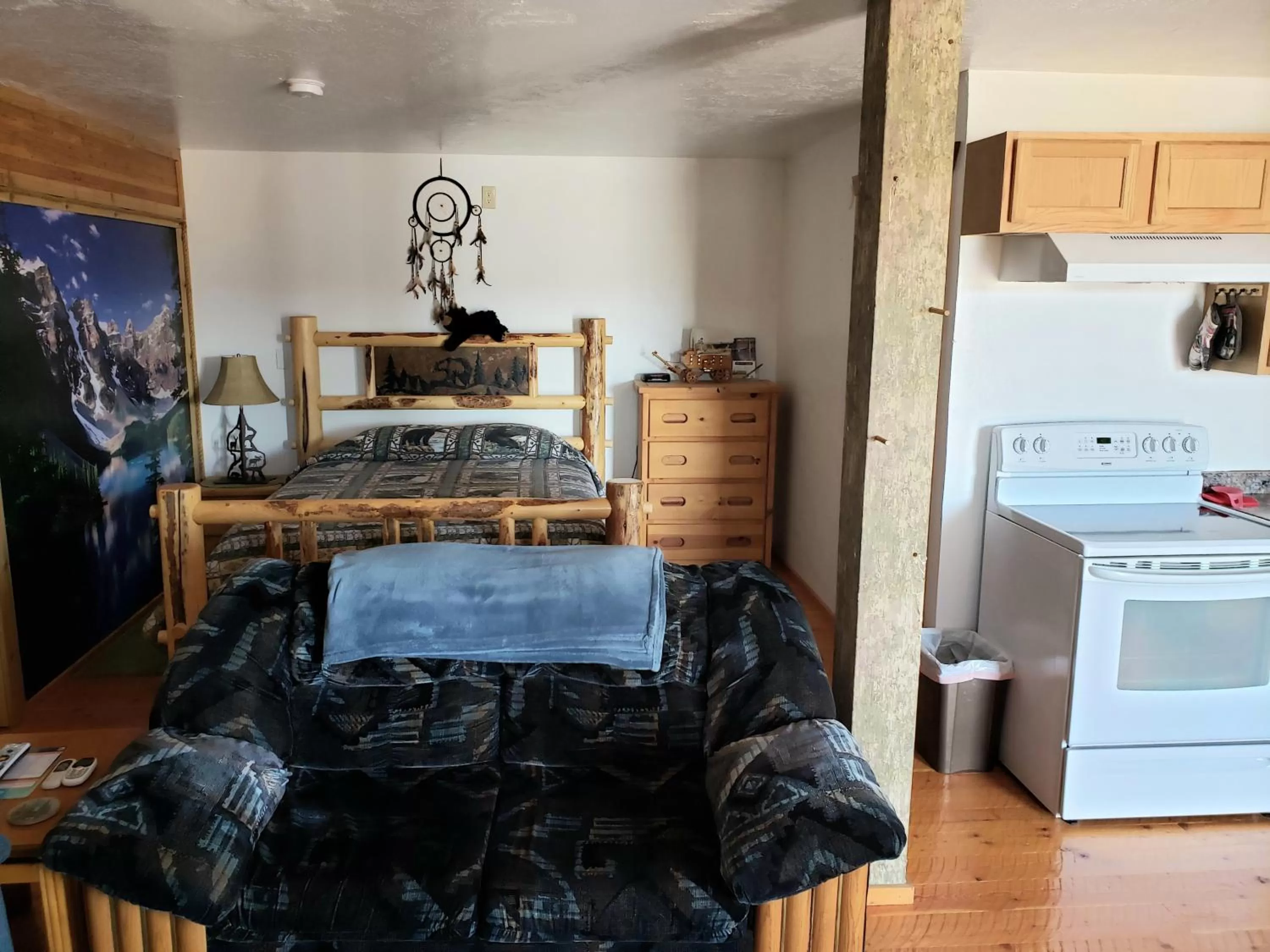 Photo of the whole room in Wolf Den Log Cabin Motel and RV Park