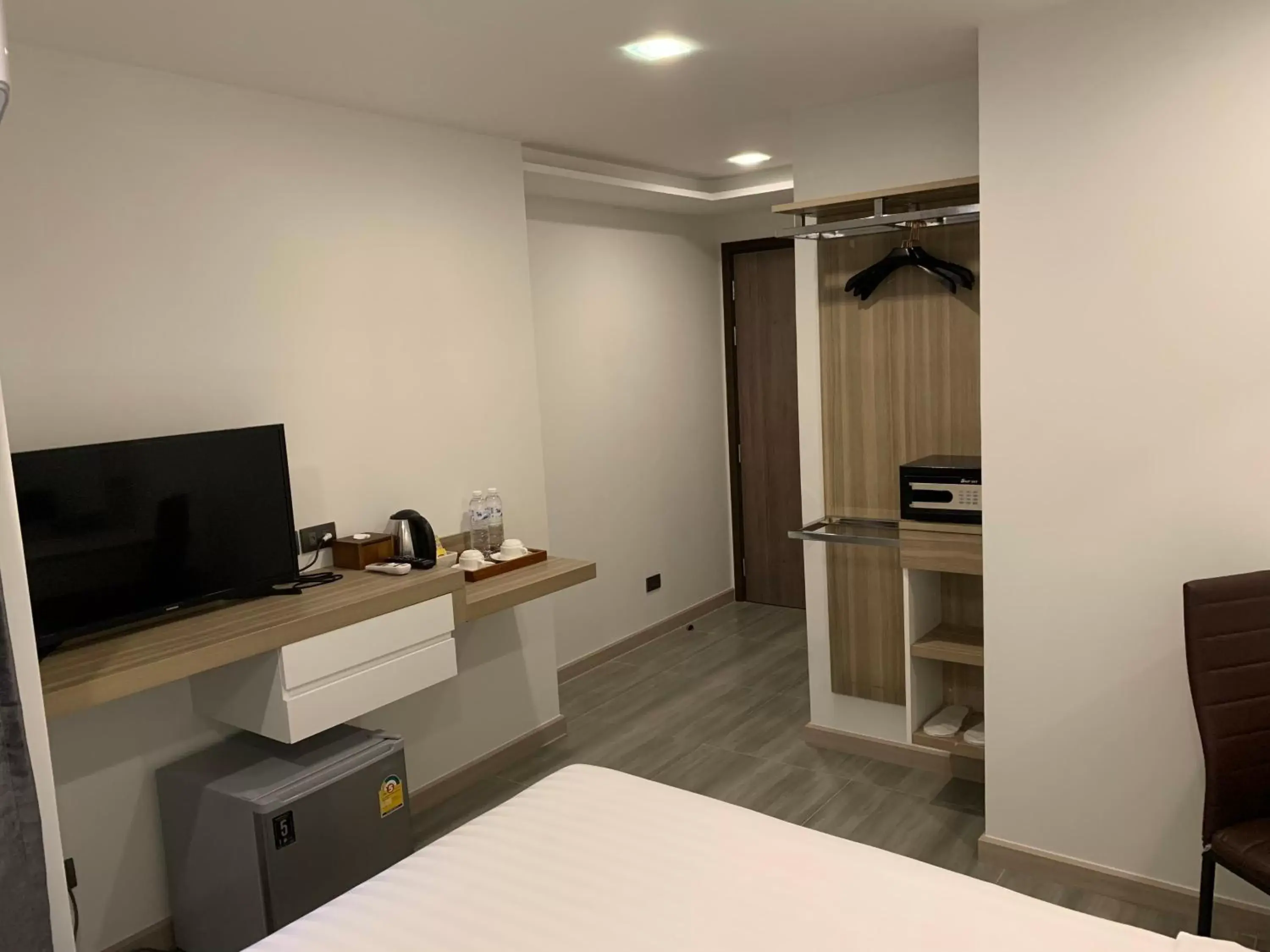 Bed, TV/Entertainment Center in Thana Wisut Hotel - SHA Plus