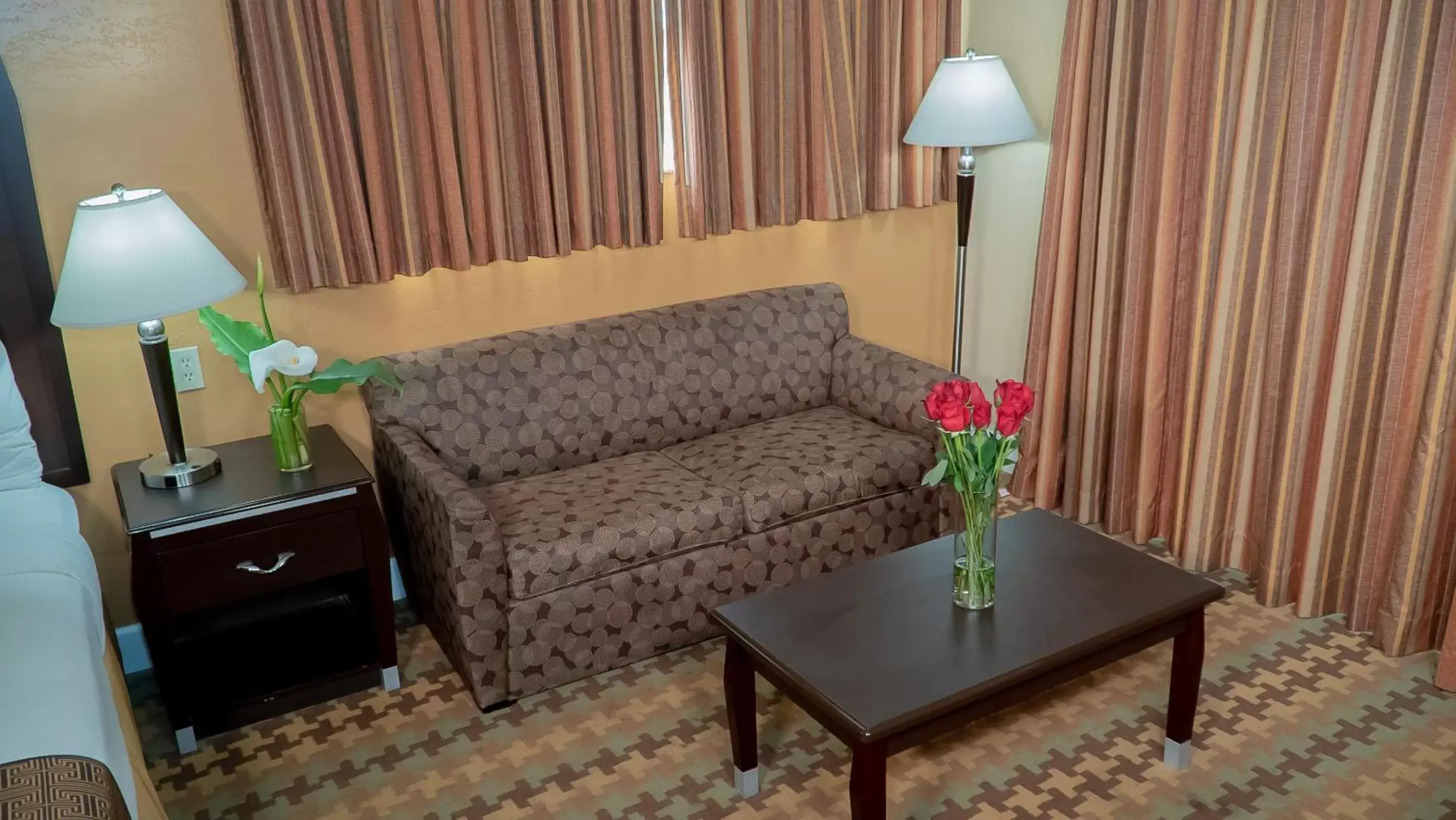 Bedroom, Seating Area in Silver Surf Motel