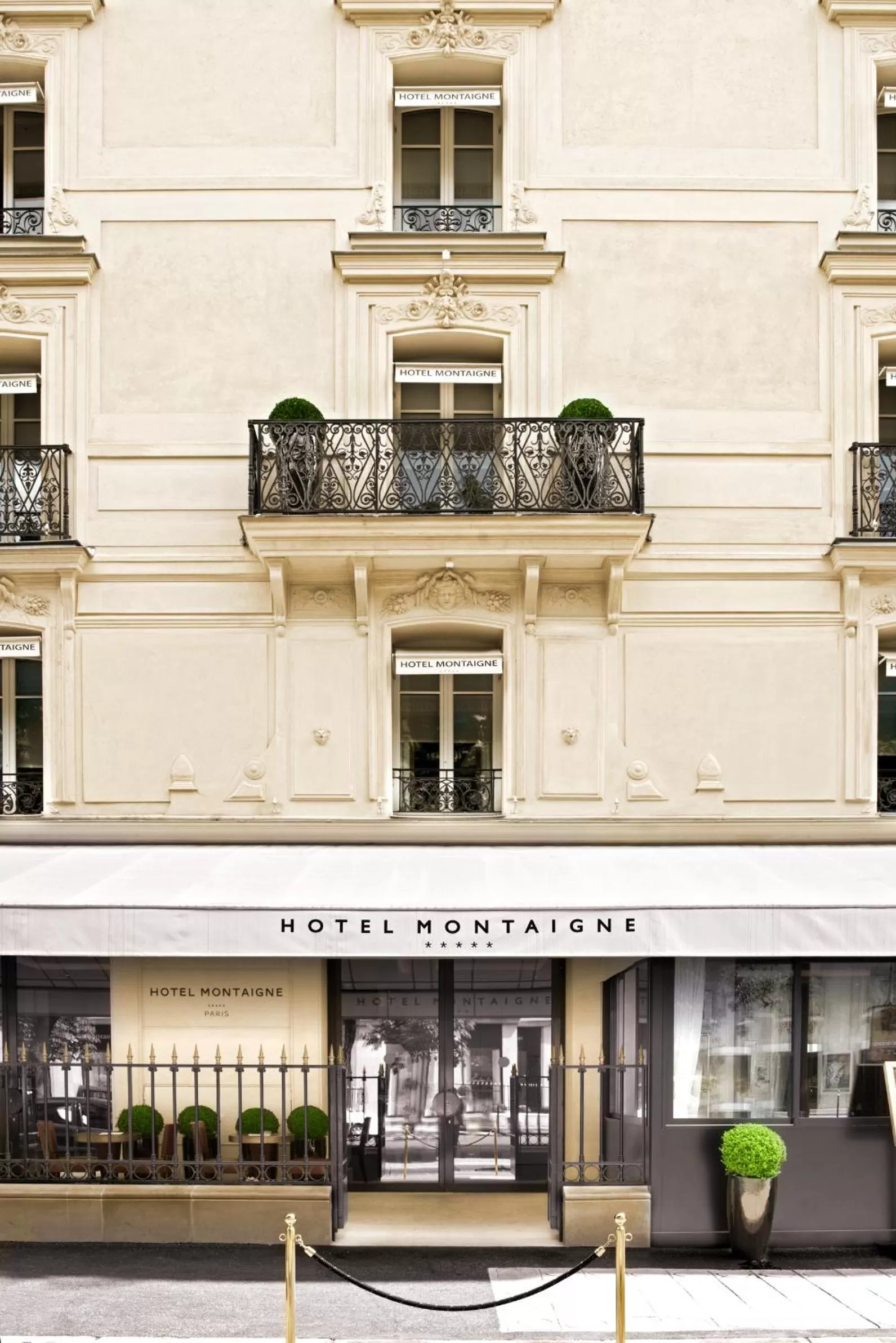 Facade/entrance in Hotel Montaigne