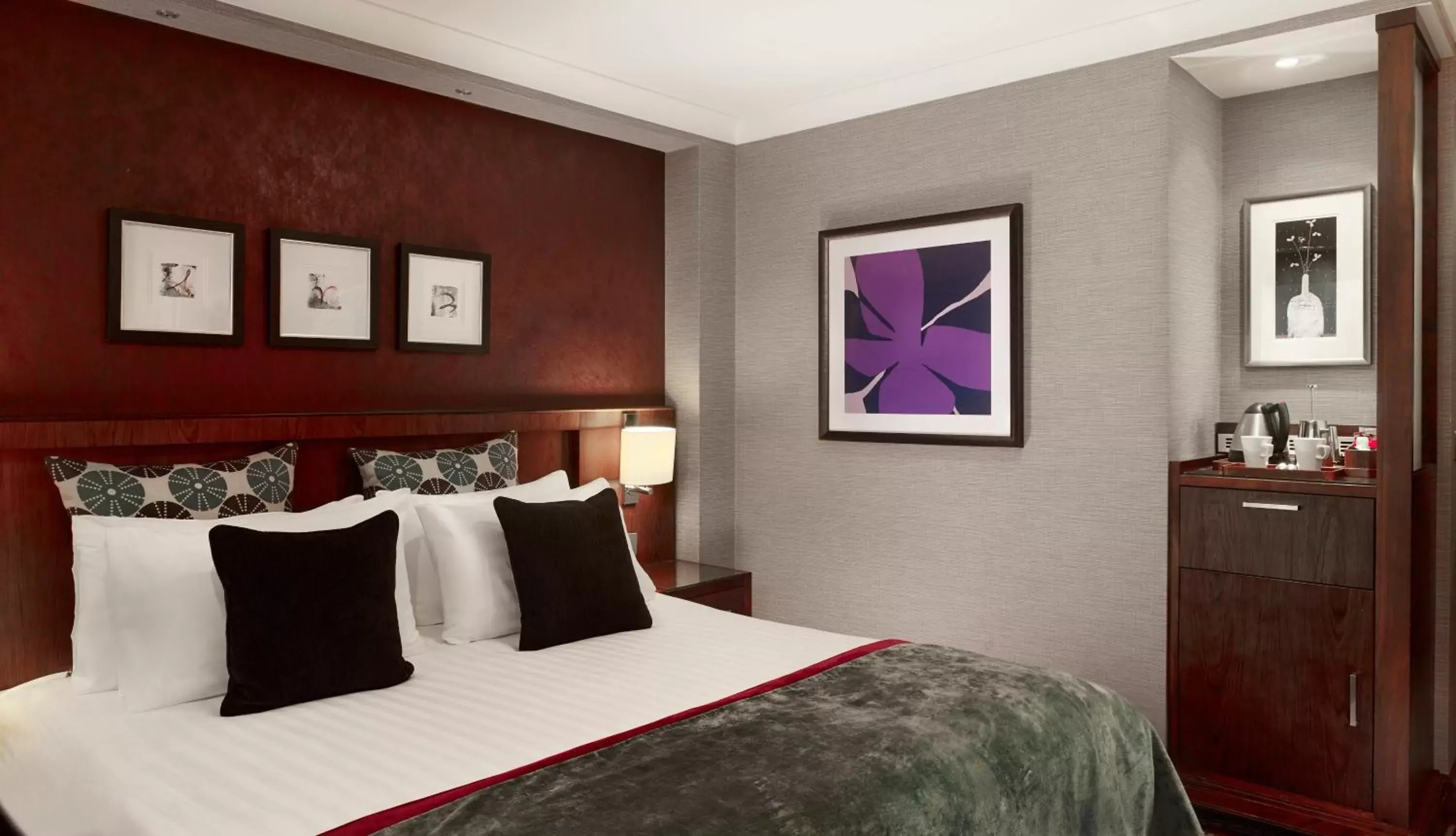 Photo of the whole room, Bed in Crowne Plaza London - Gatwick Airport, an IHG Hotel