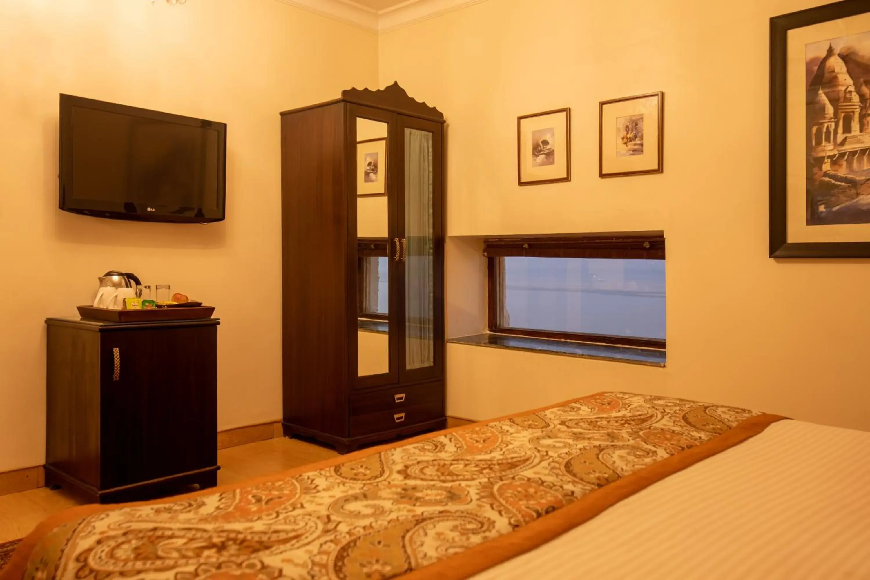 Bed, TV/Entertainment Center in Suryauday Haveli - An Amritara Resort