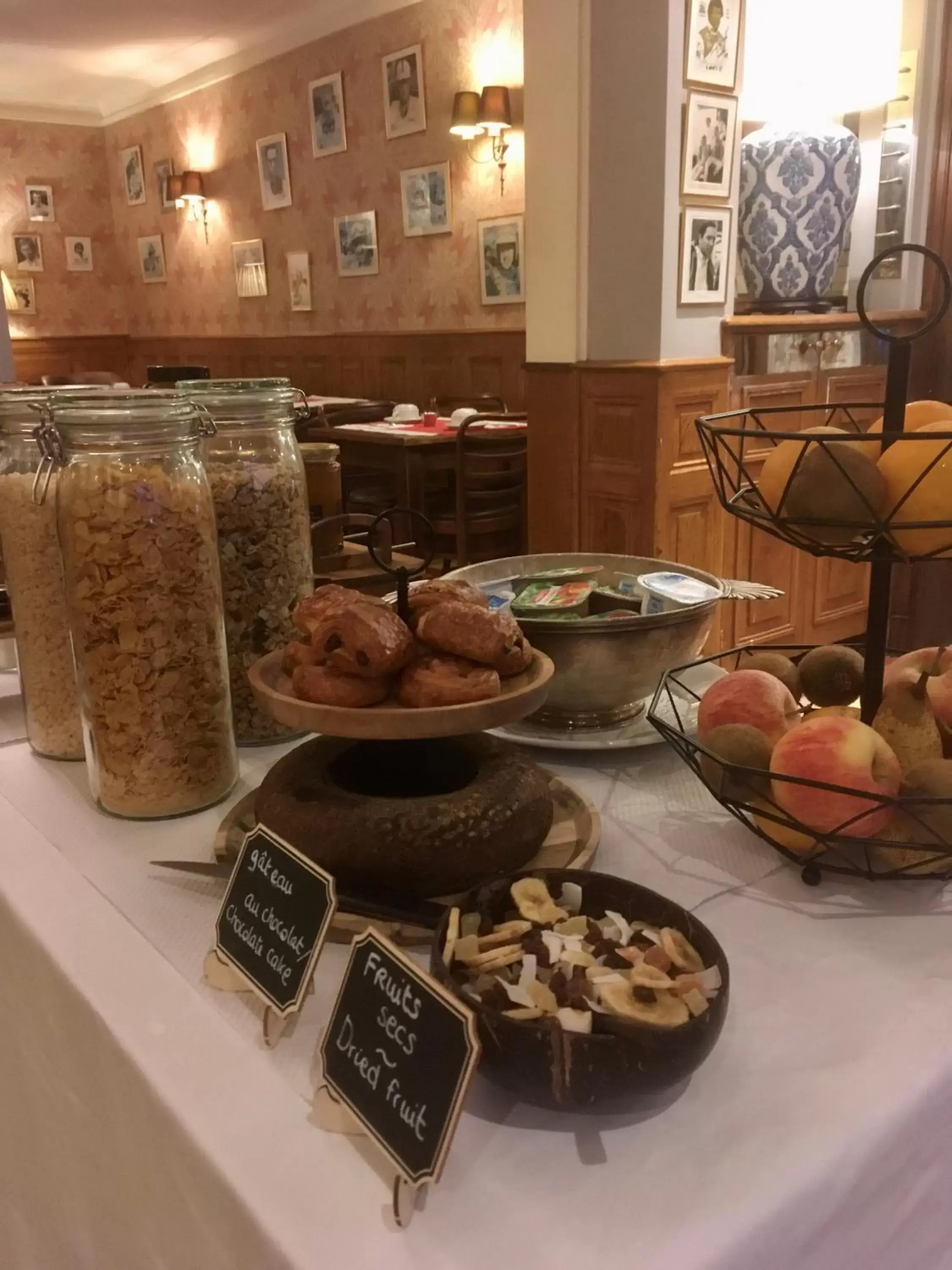 Food and drinks in Logis Hotel De France Food and drinks in Logis Hotel De France