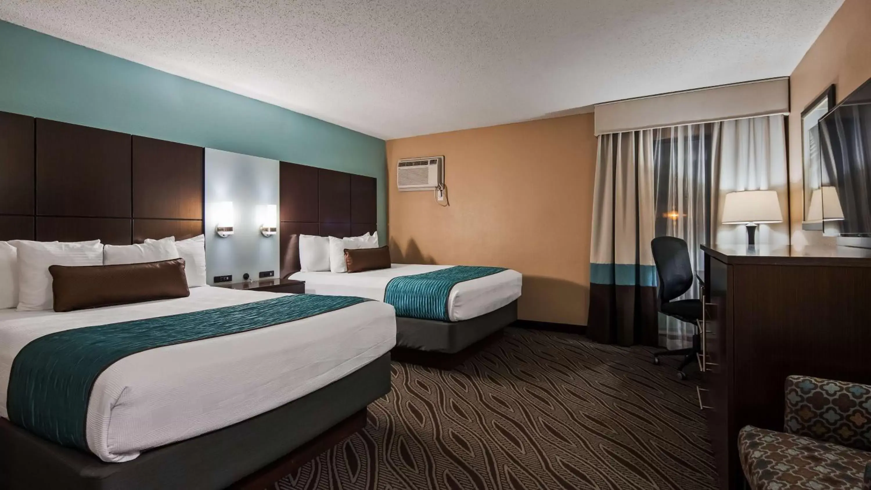 Queen Room with Two Queen Beds in Best Western Plus Galleria Inn & Suites Queen Room with Two Queen Beds in Best Western Plus Galleria Inn & Suites
