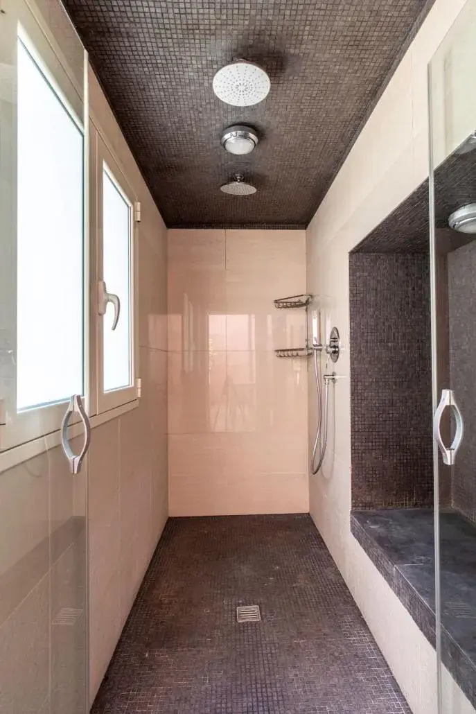 Shower, Bathroom in Hotel Il Barocco