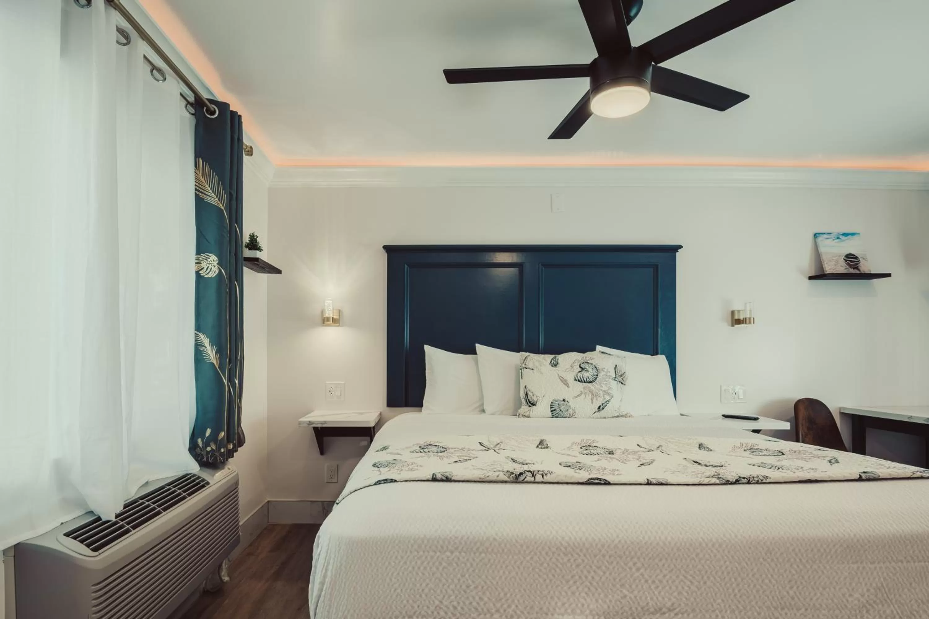 Bed in Blufftop Inn & Suites - Wharf/Restaurant District