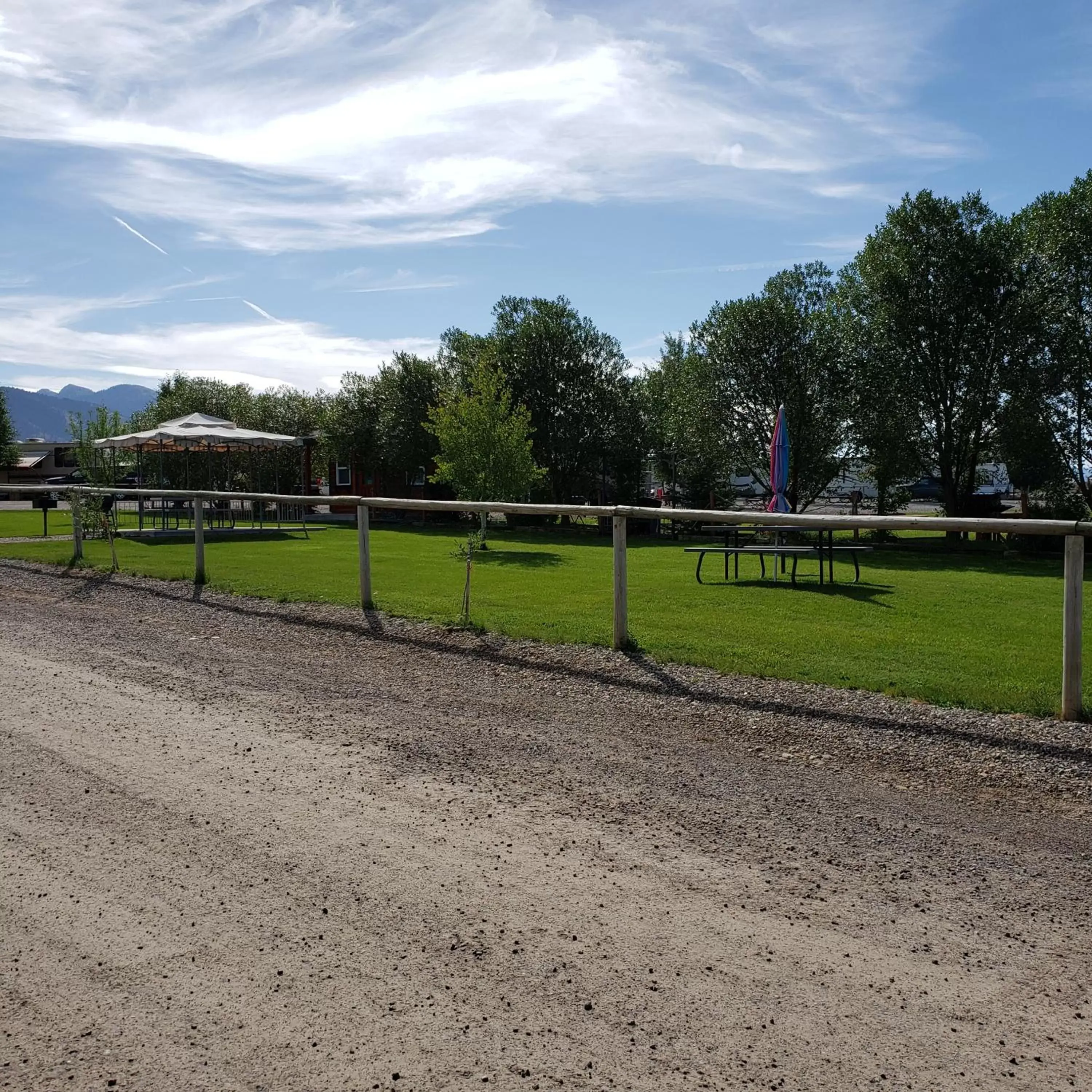 BBQ facilities in Wolf Den Log Cabin Motel and RV Park