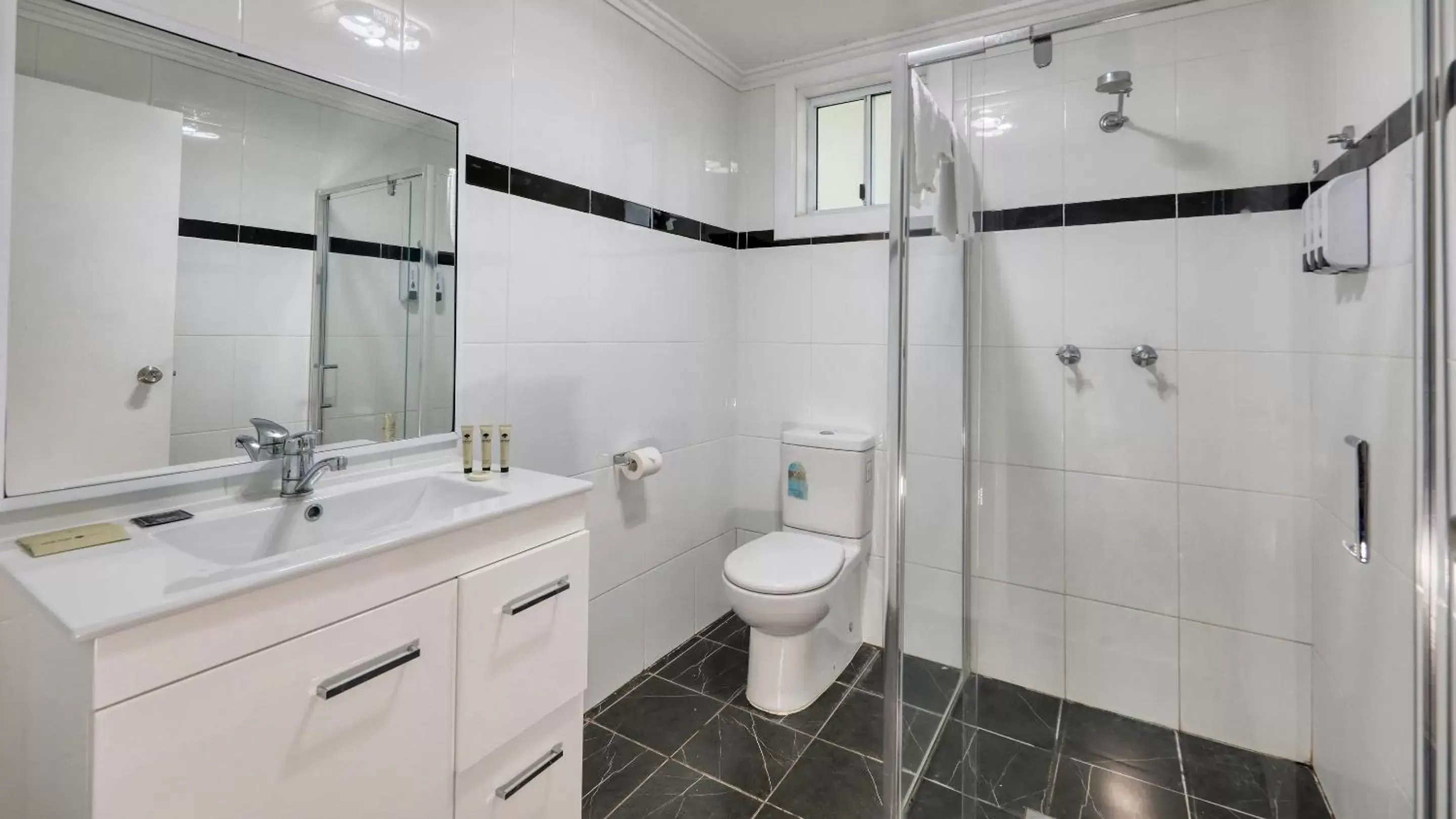 Shower, Bathroom in Castlereagh Lodge Motel