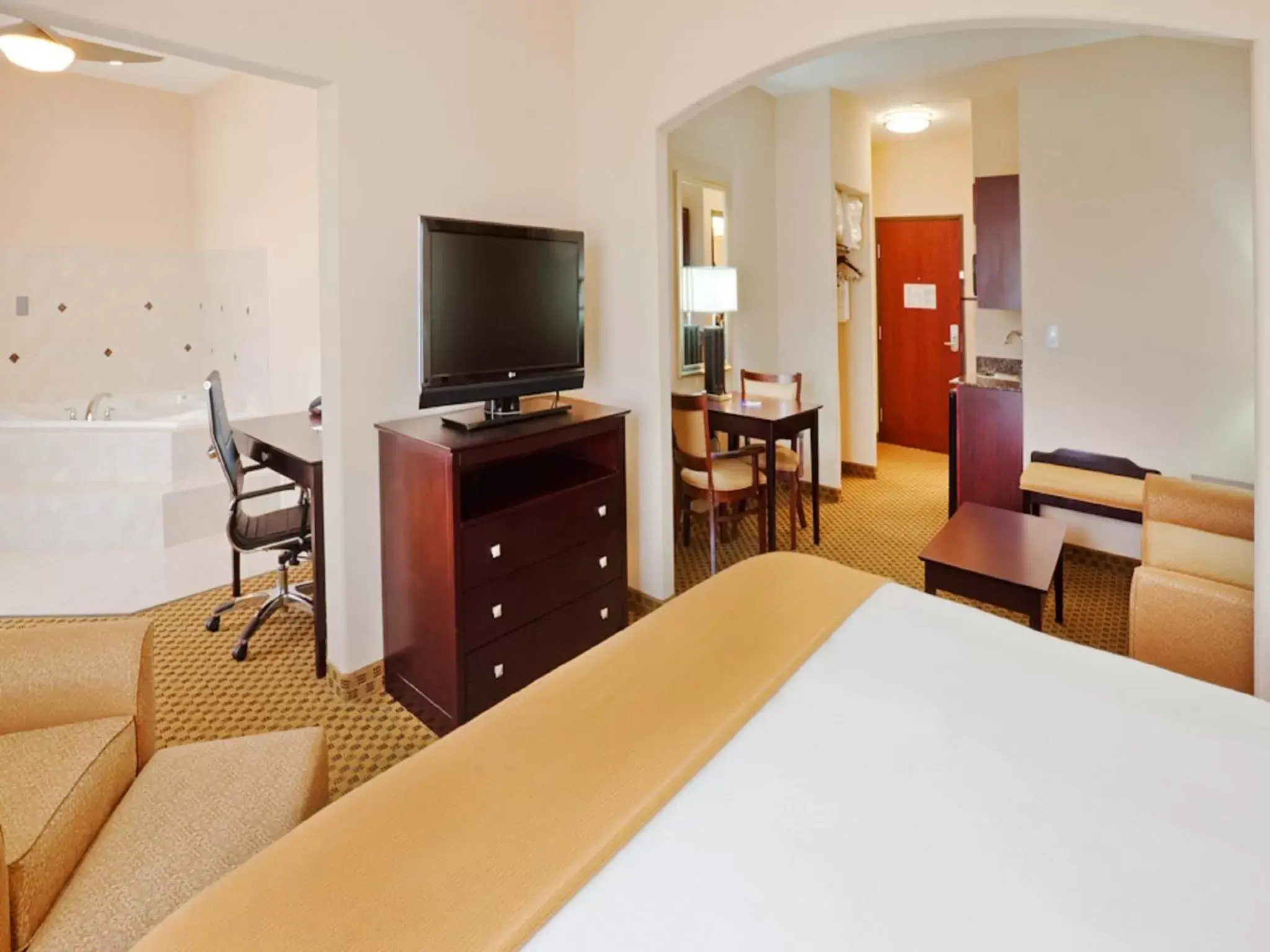 TV and multimedia, Room Photo in Holiday Inn Express Hotel & Suites Oklahoma City-West Yukon, an IHG Hotel