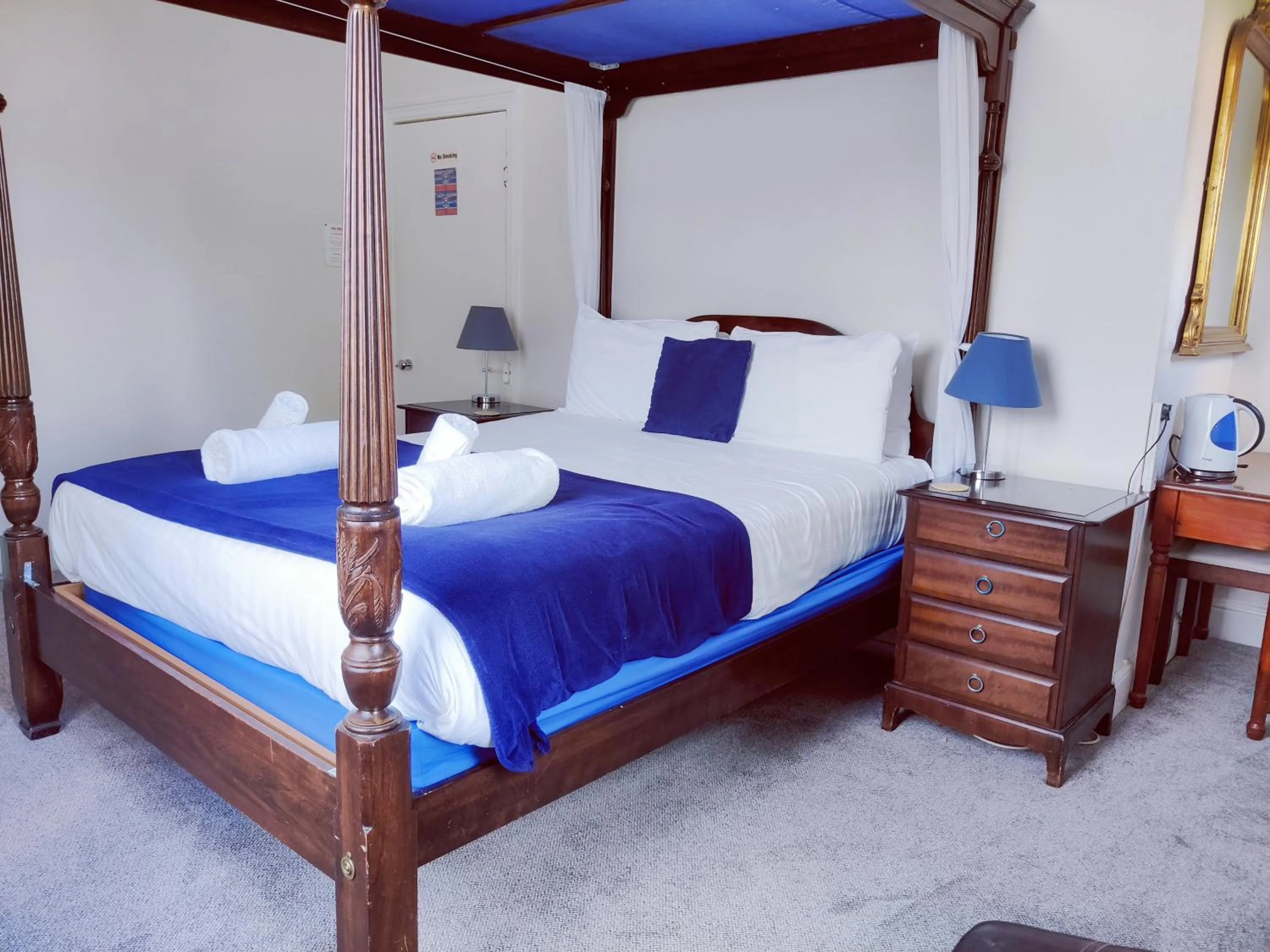 Bedroom, Bed in Wentworth House - Free Parking