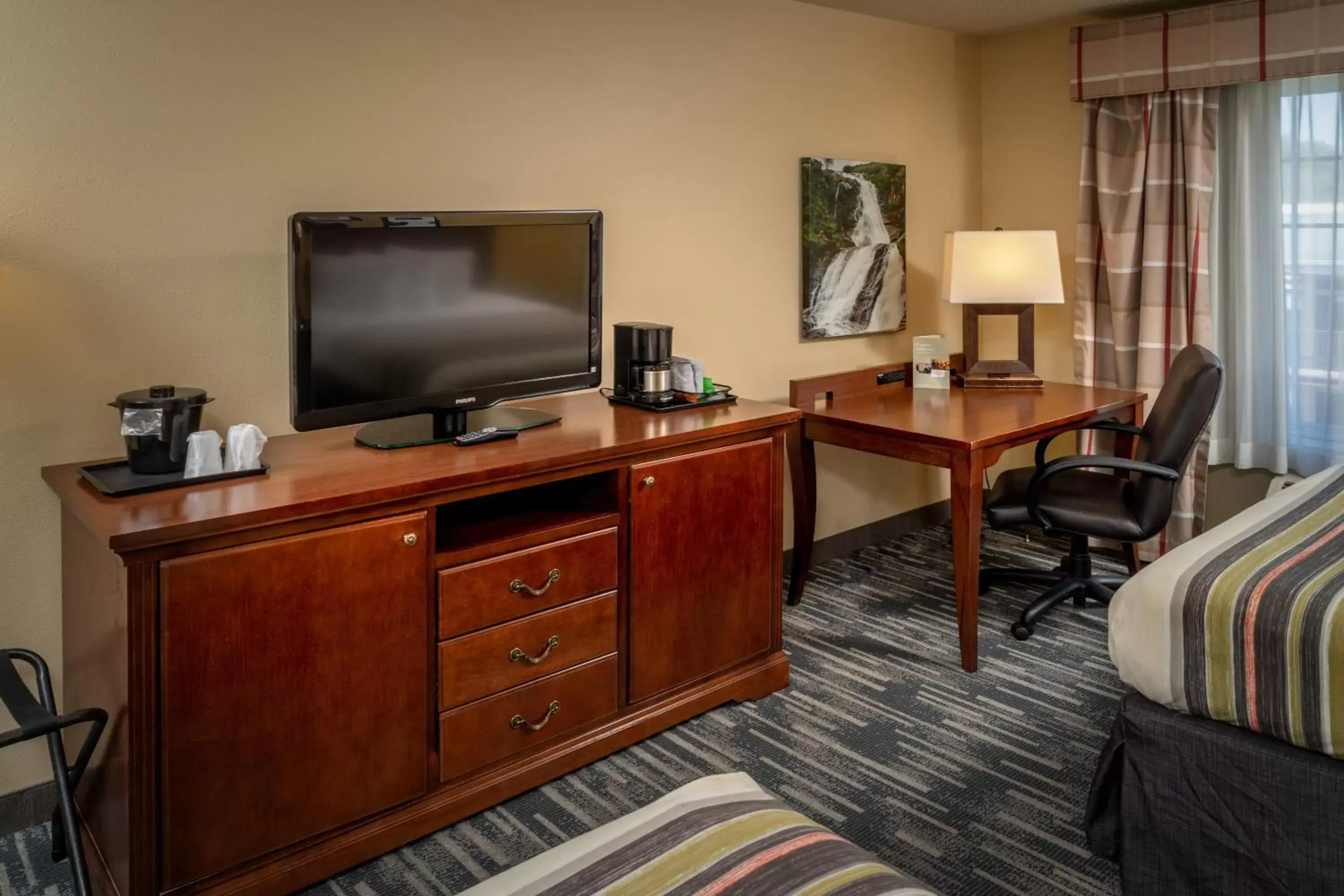 Bedroom, TV/Entertainment Center in Country Inn & Suites by Radisson, Charleston South, WV