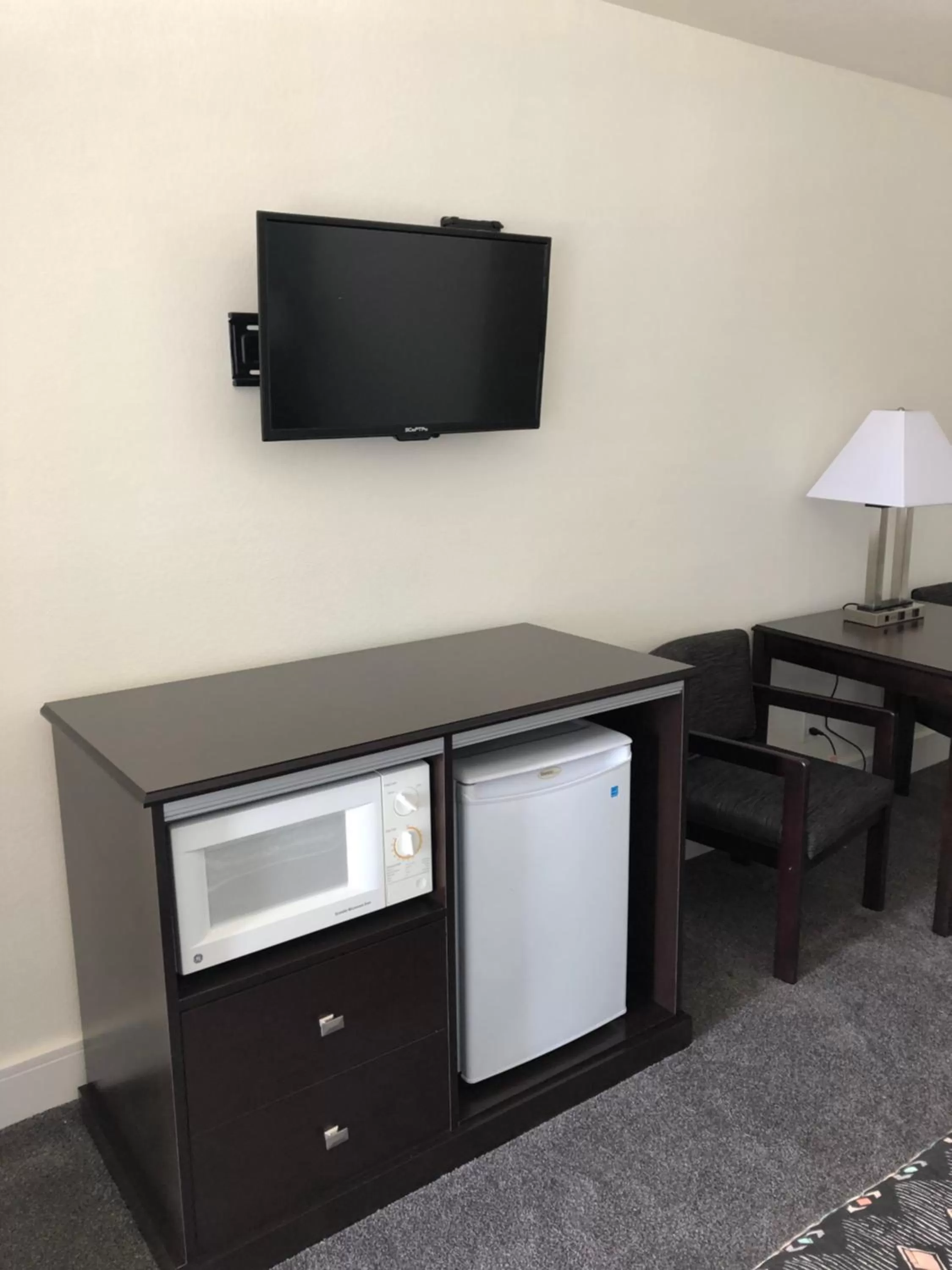 TV and multimedia, TV/Entertainment Center in El Rancho Motel