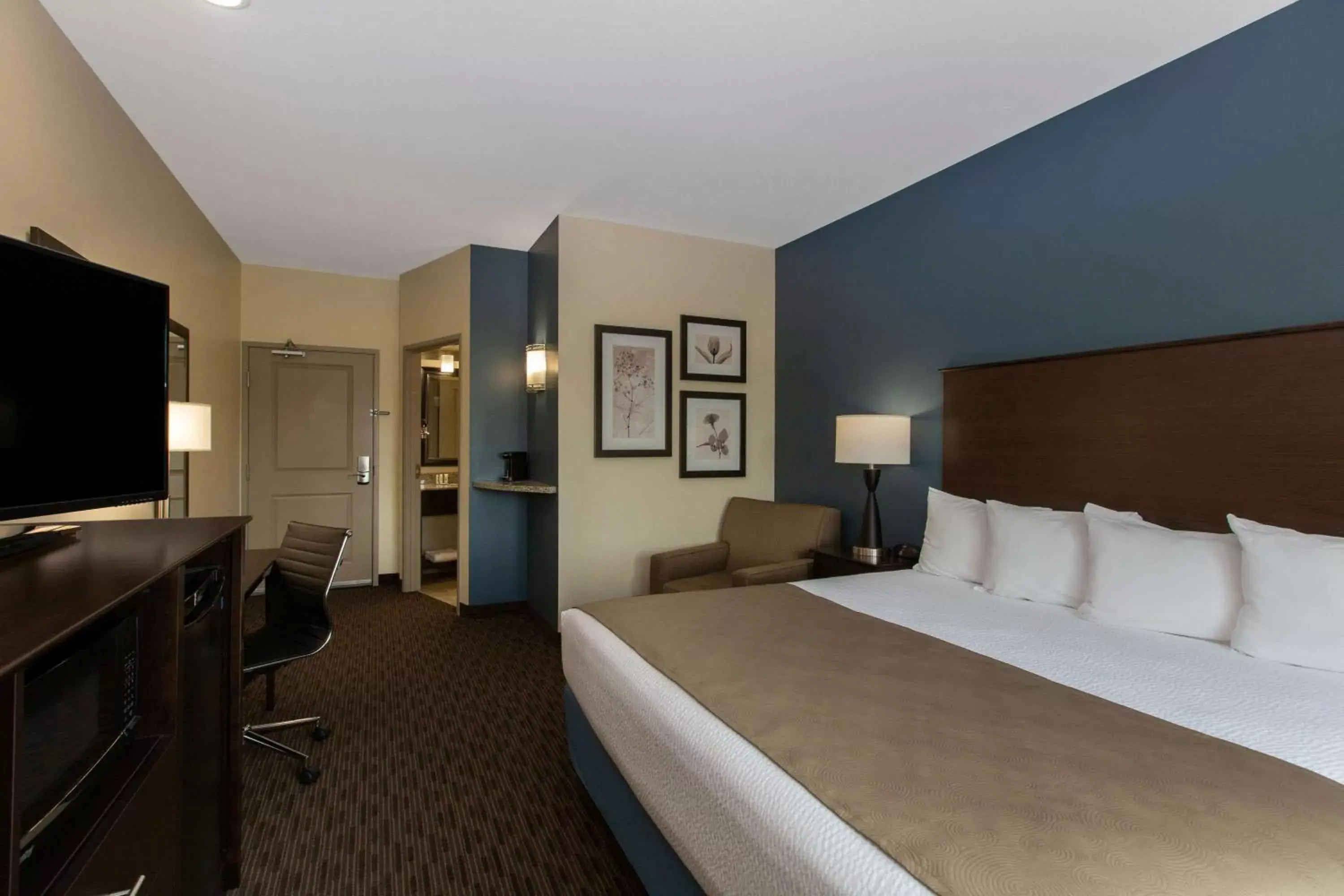 Photo of the whole room, Bed in AmericInn by Wyndham Sioux Falls North