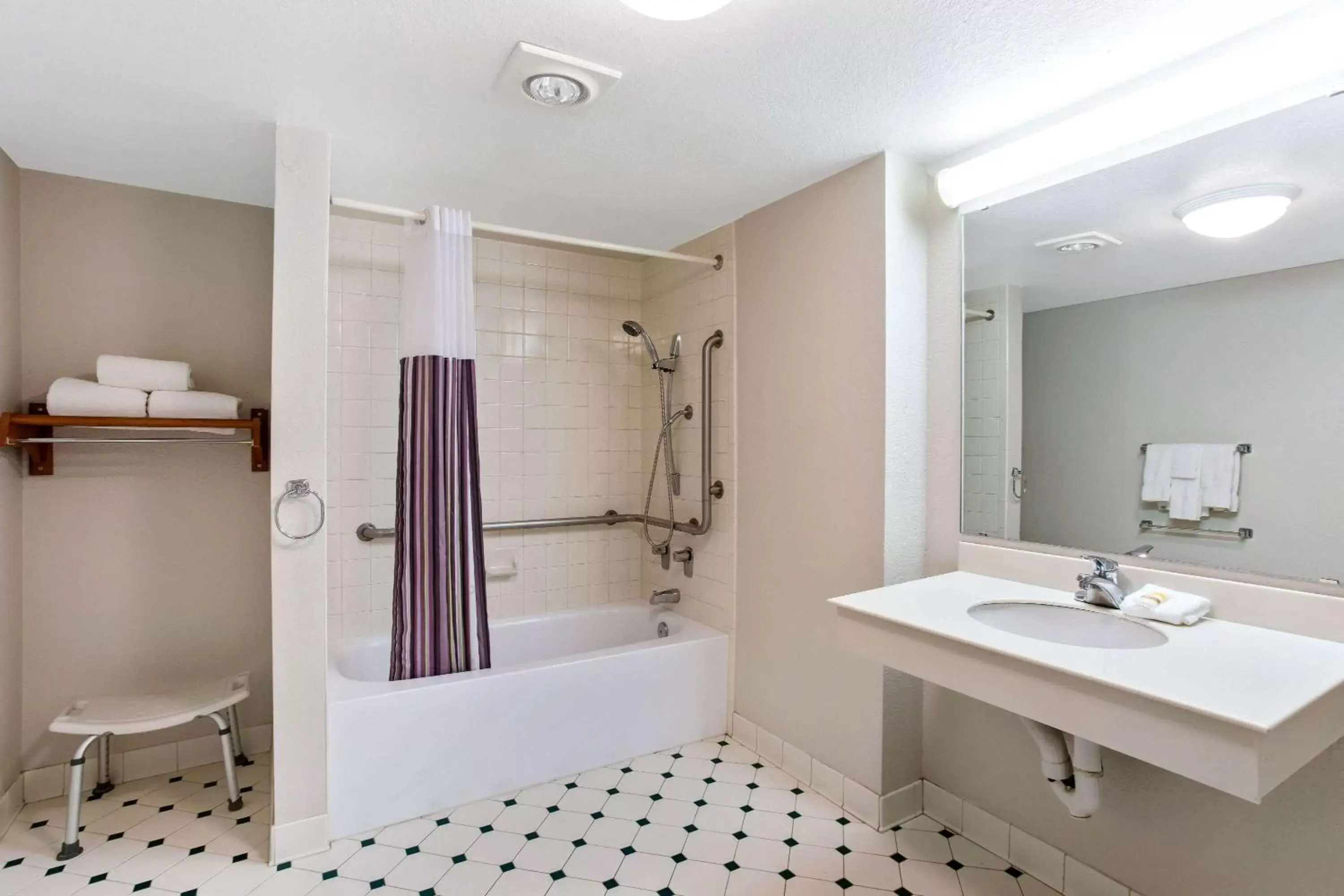 Bathroom in La Quinta Inn by Wyndham Denver Northglenn