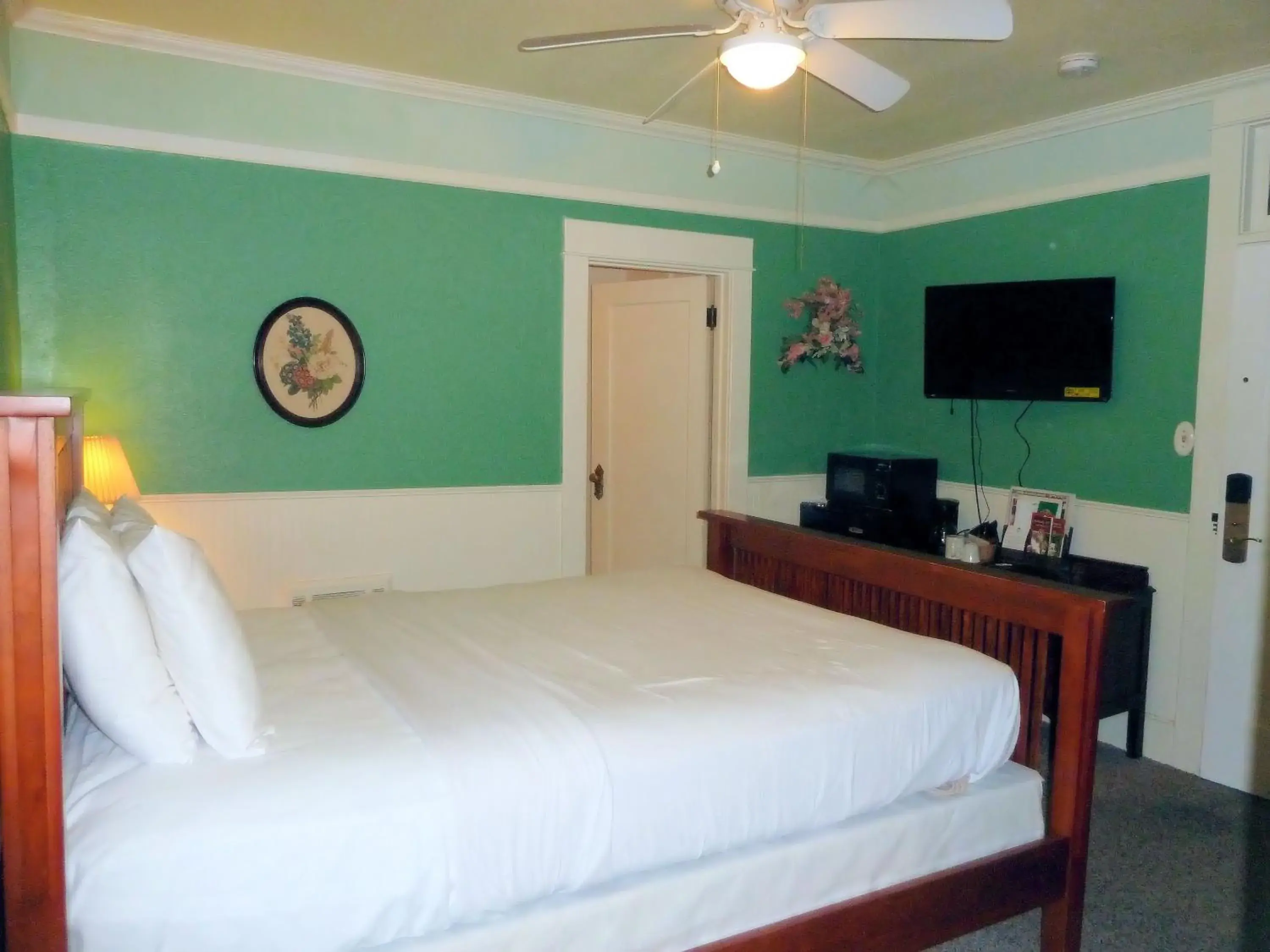 Photo of the whole room, Bed in Americas Best Value Inn Royal Carriage