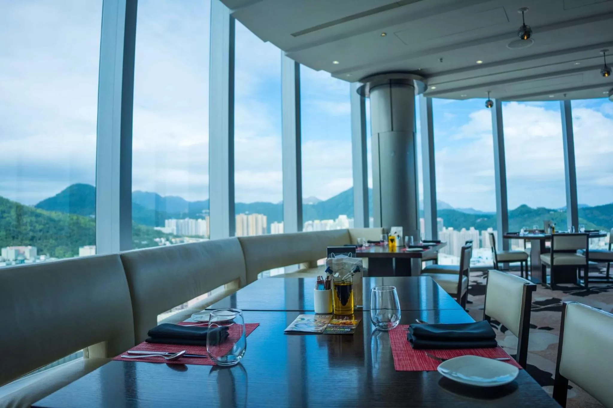 Restaurant/places to eat in Crowne Plaza Hong Kong Kowloon East by IHG
