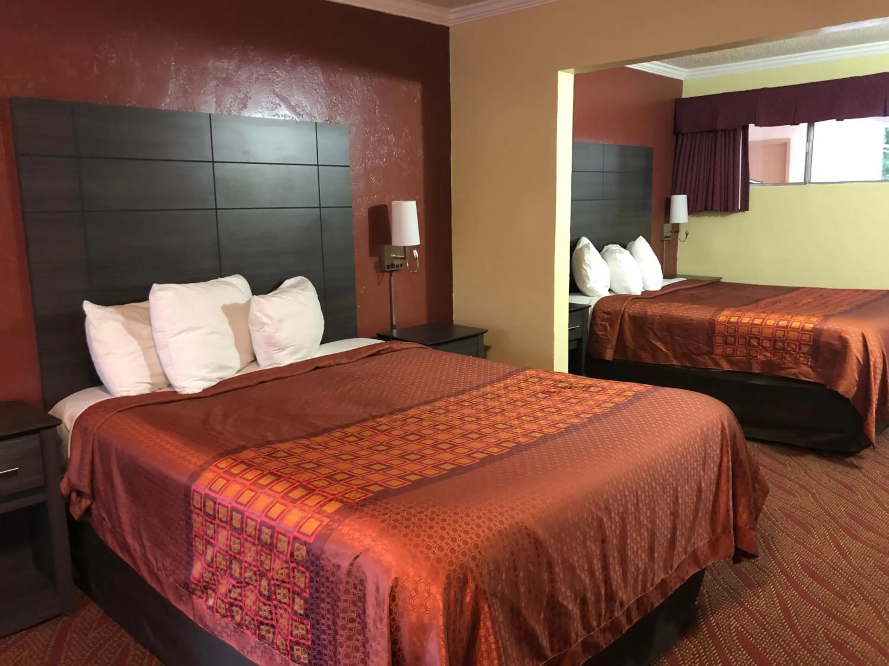 Bedroom, Bed in Americas Best Value Presidents Inn on Munras