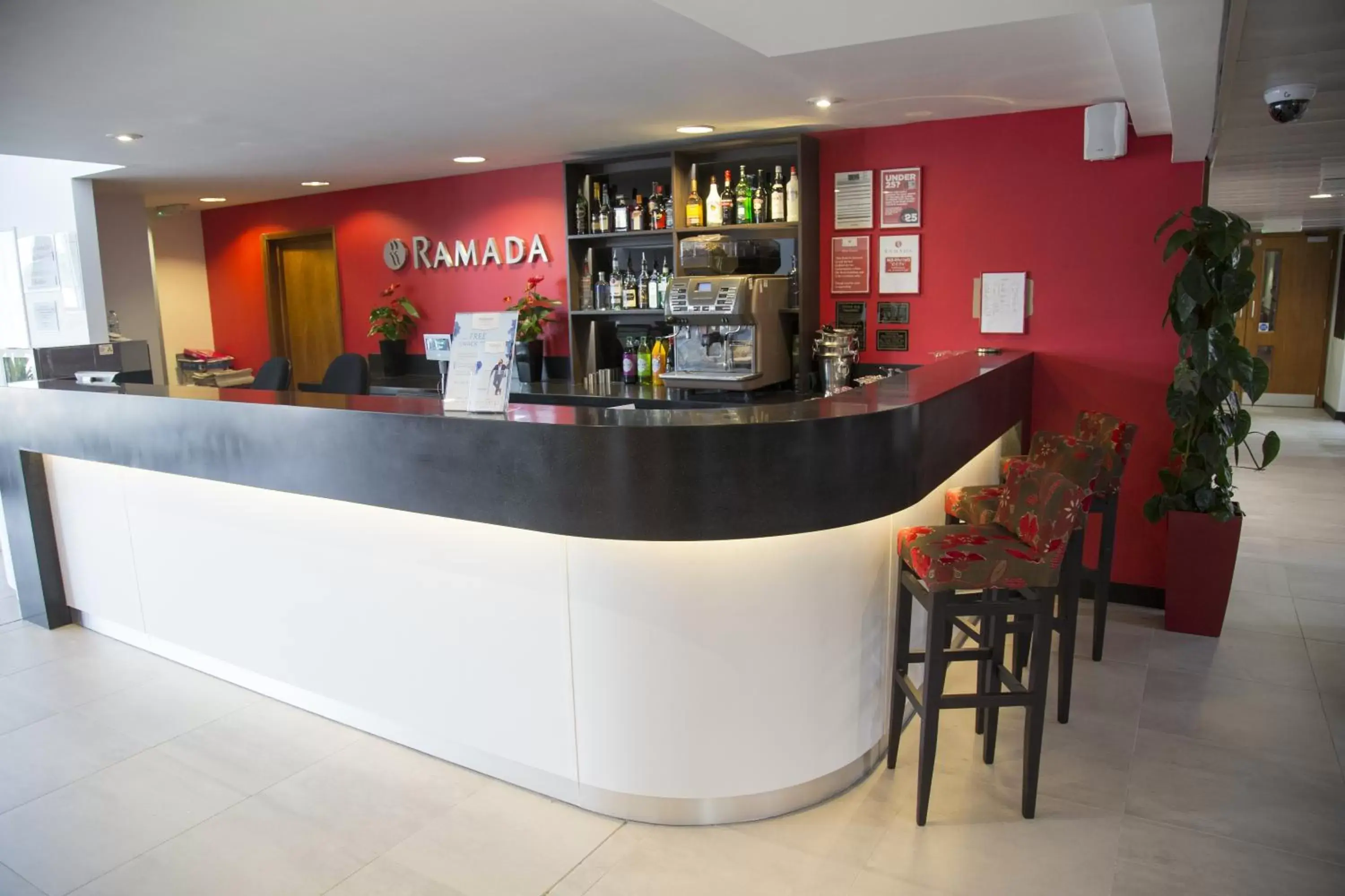 Lounge or bar in Ramada Cambridge
