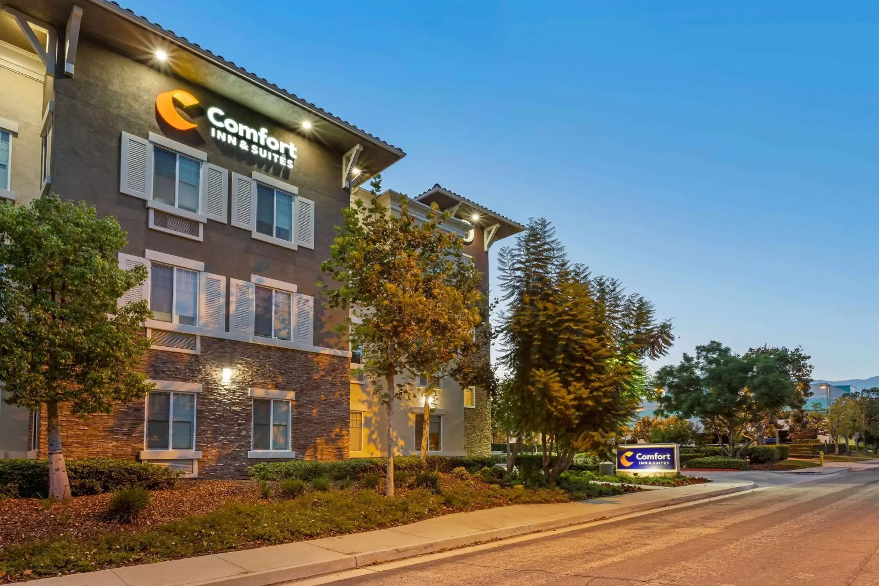 Property Building in Comfort Inn & Suites Near Ontario Airport