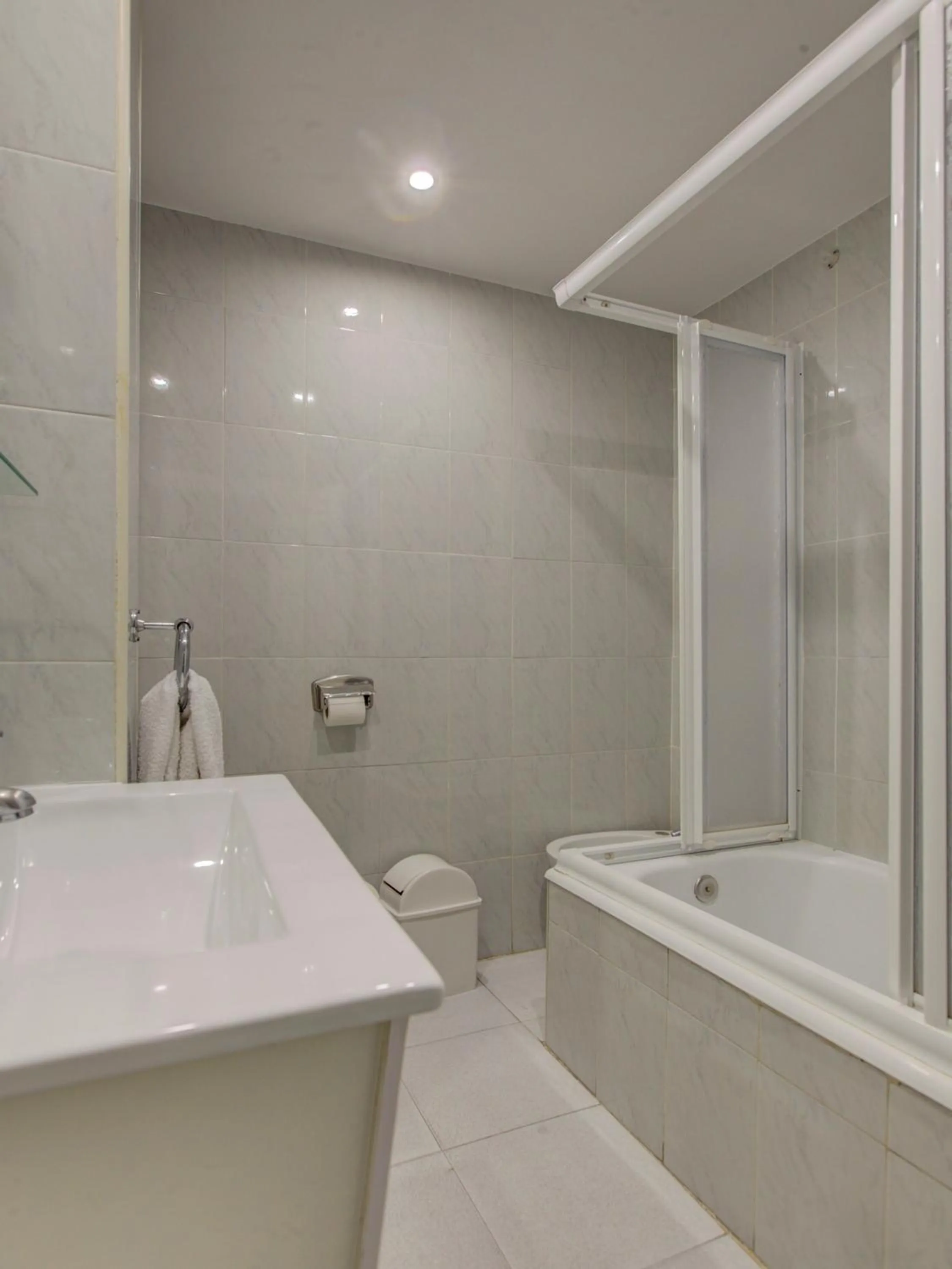 Bathroom in Emperatriz I