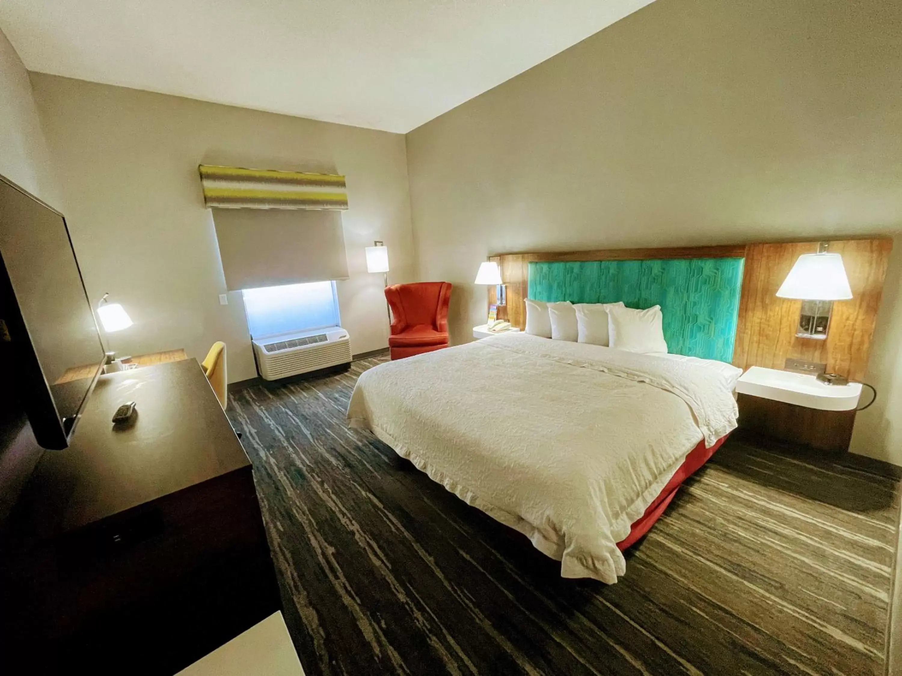Bedroom, Bed in Hampton Inn & Suites Pensacola I-10 N at University Town Plaza