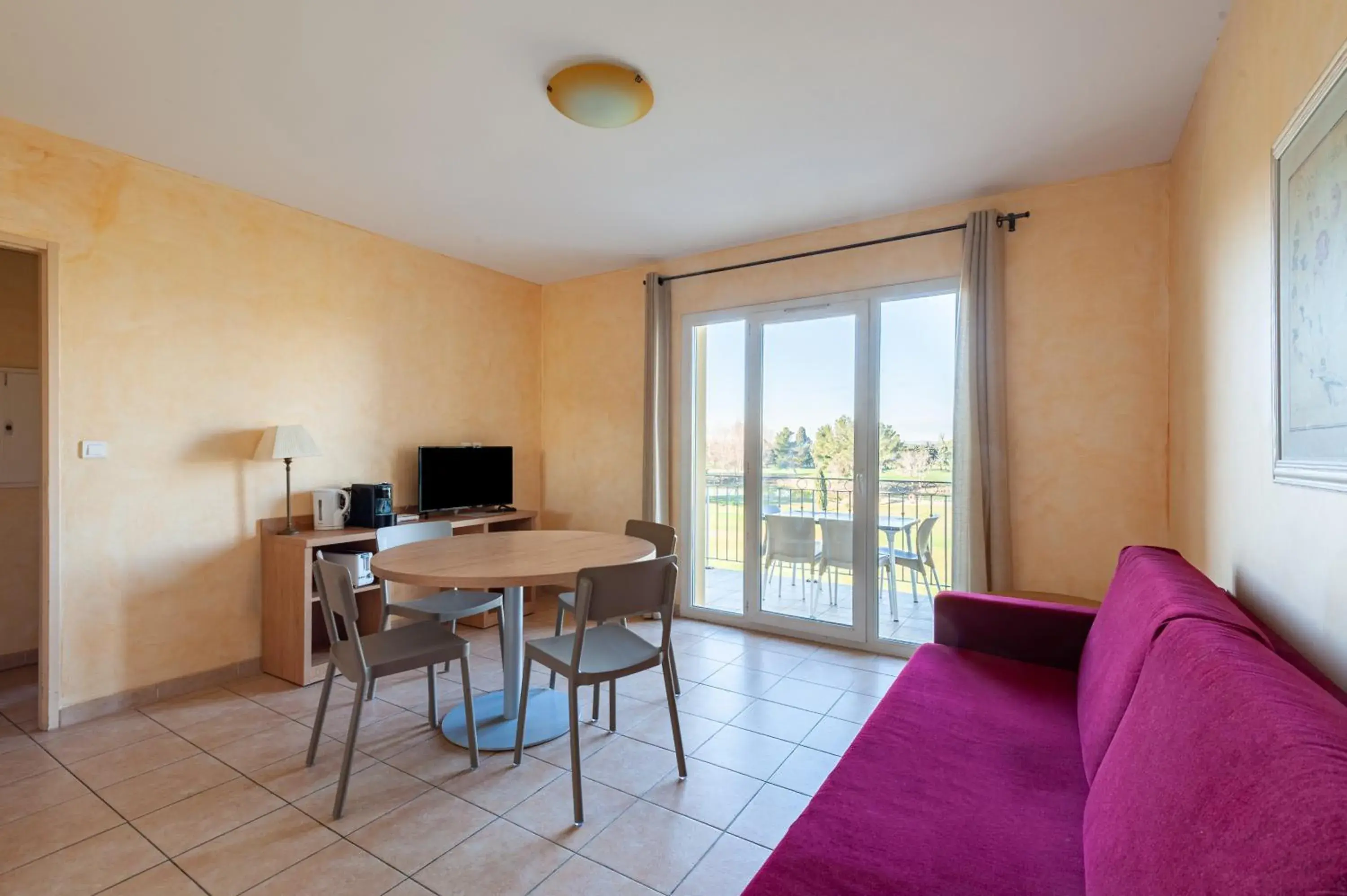 Living room, Seating Area in Residhotel Golf Grand Avignon