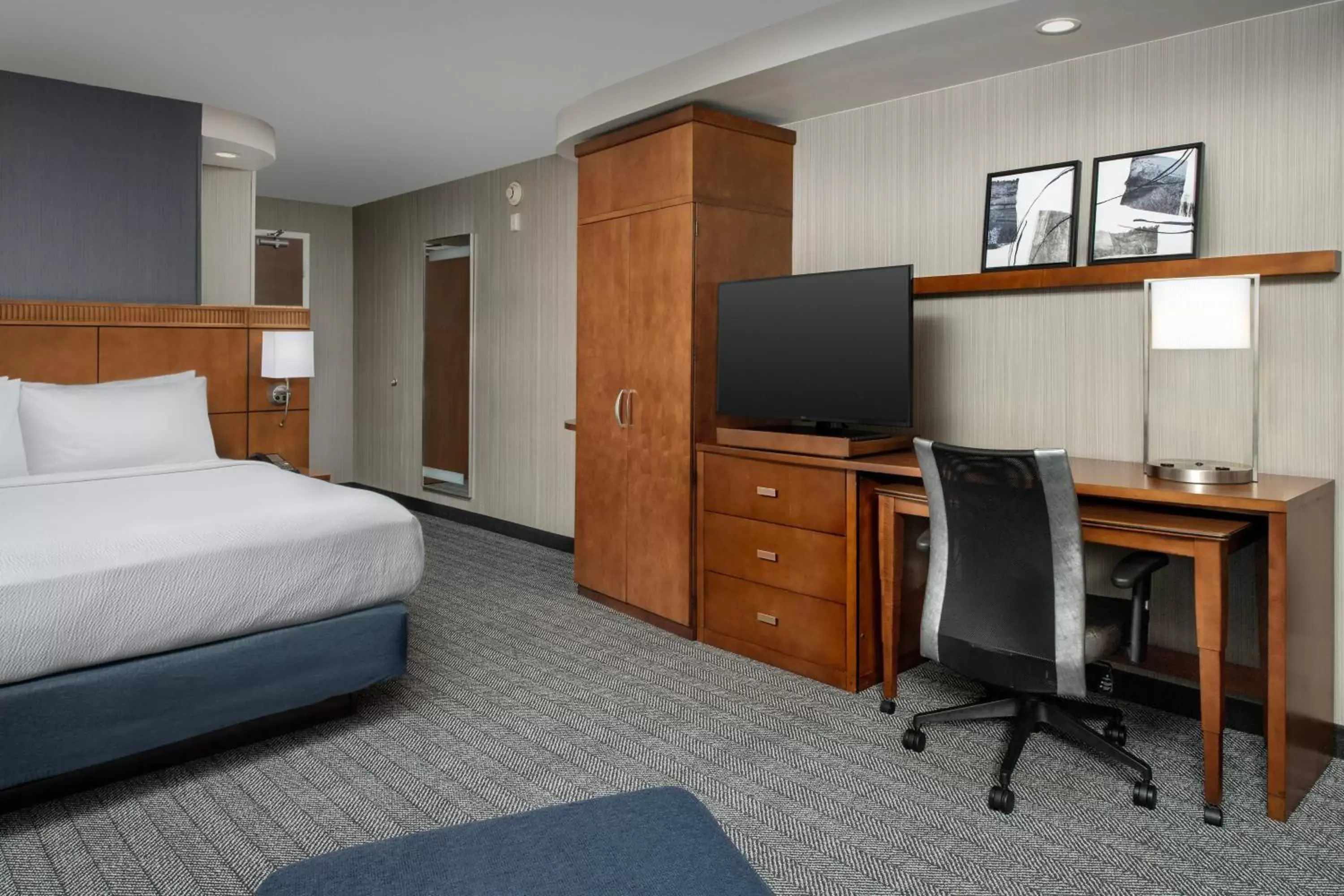 Photo of the whole room, Bed in Courtyard by Marriott Seattle Kirkland